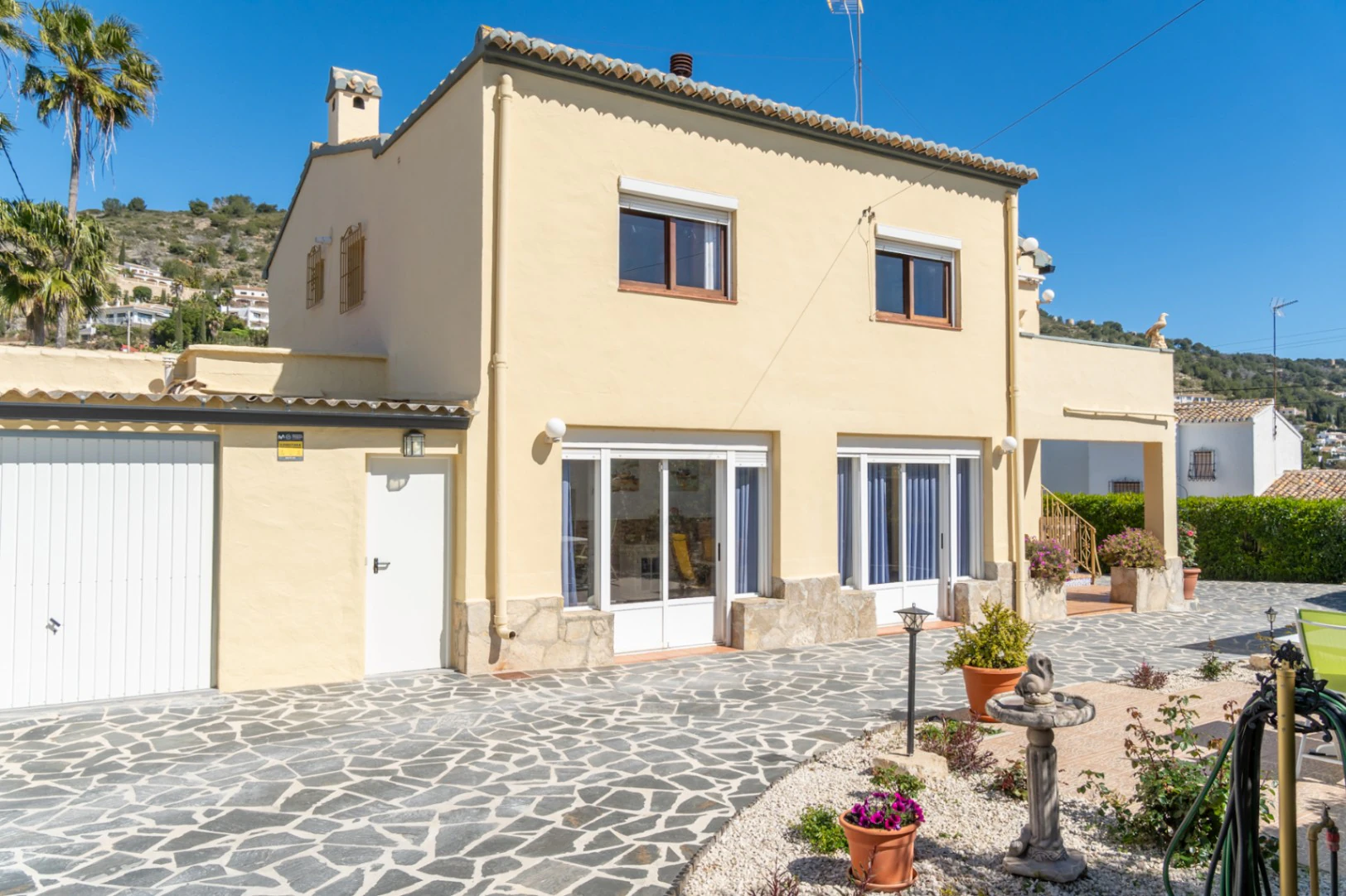 4850 - Villa for sale just a few meters from the historic center of Jávea with sea views.
