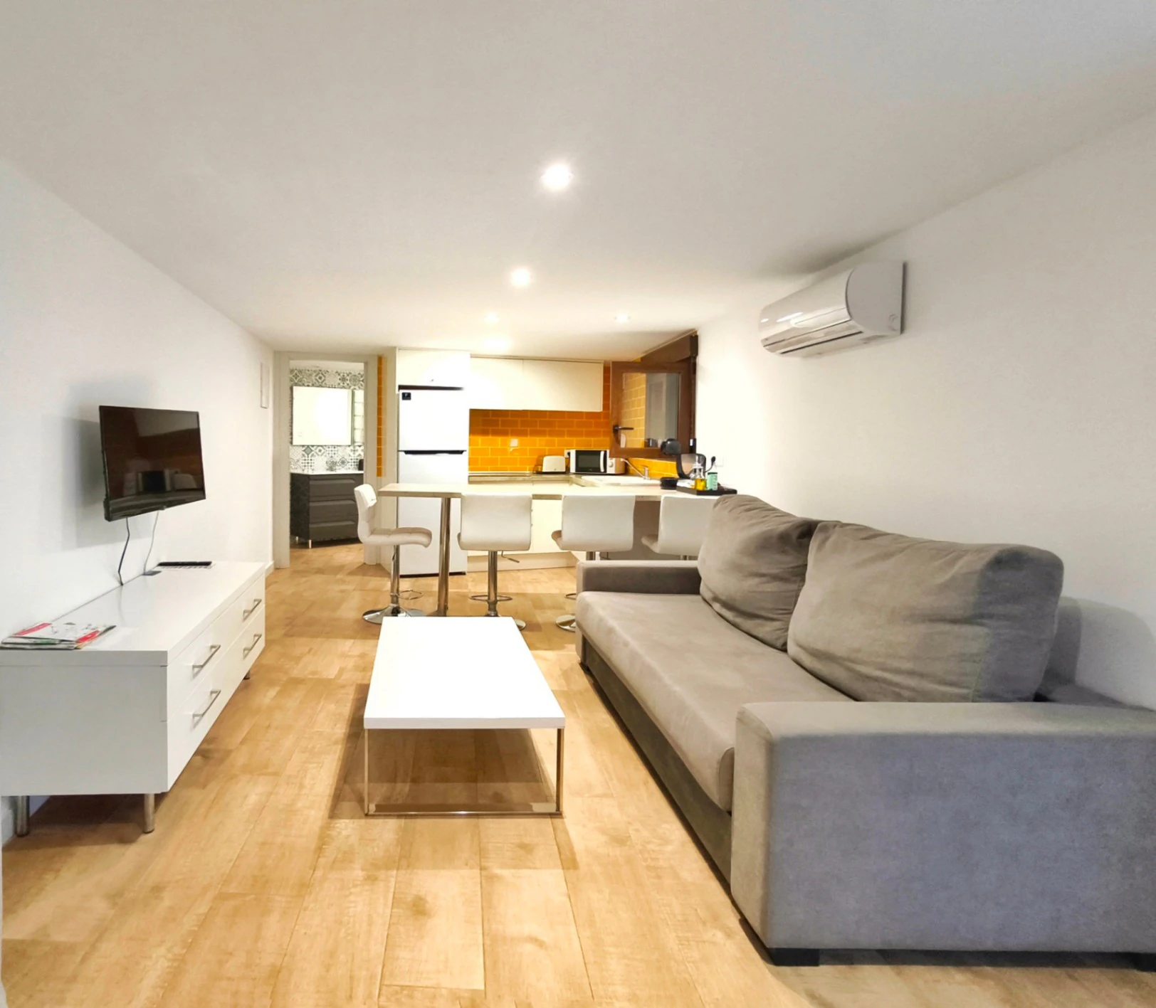 Villa with two guest apartments in the Montgó