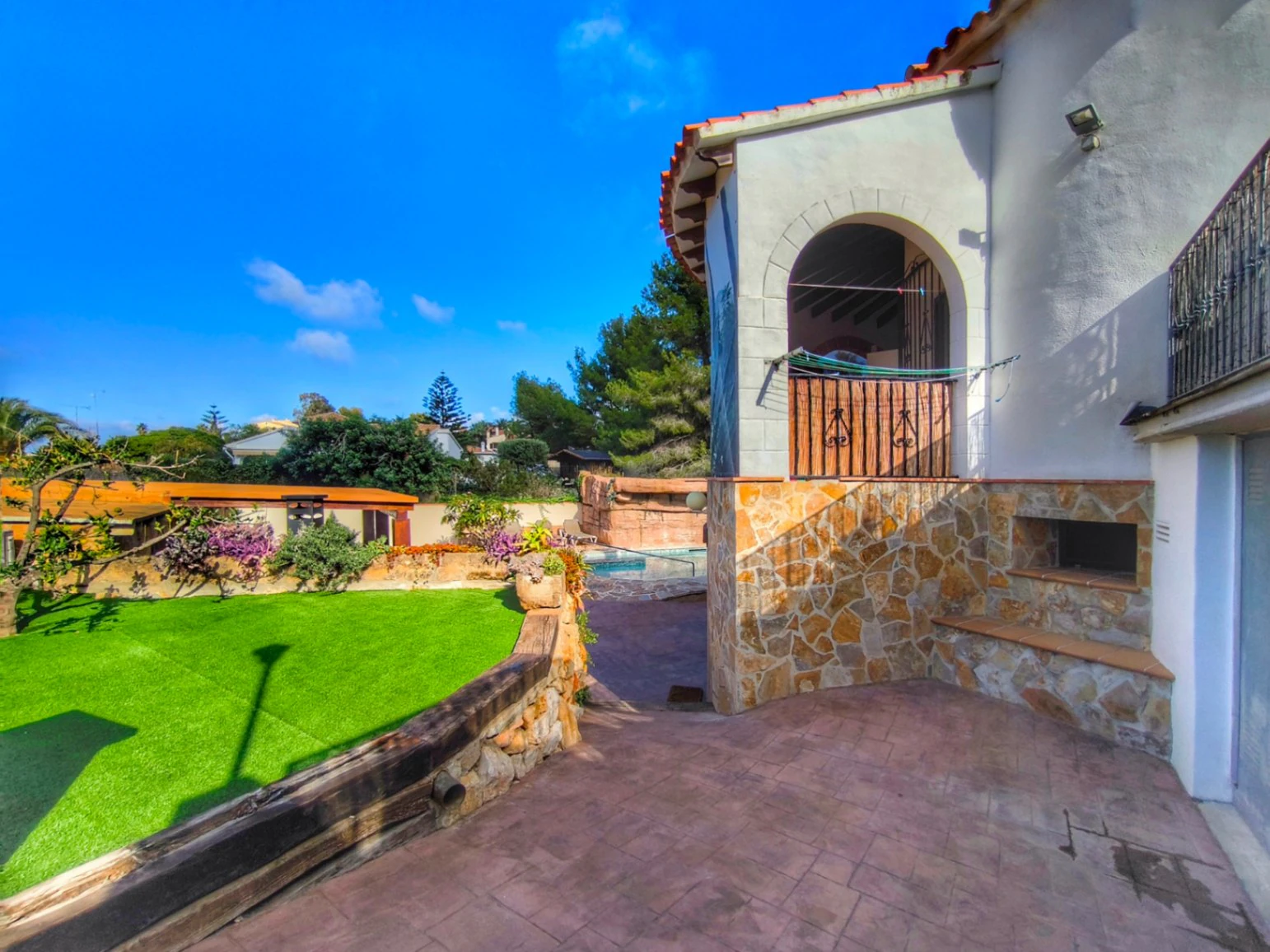 Villa with two guest apartments in the Montgó