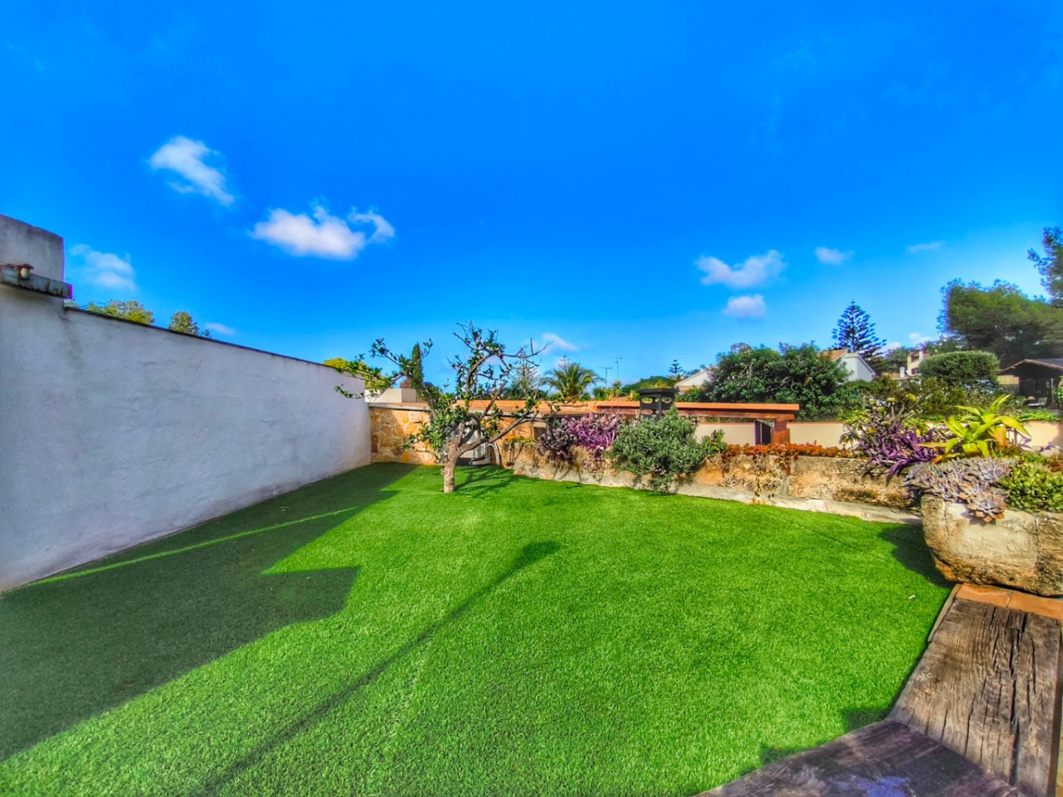 Villa with two guest apartments in the Montgó