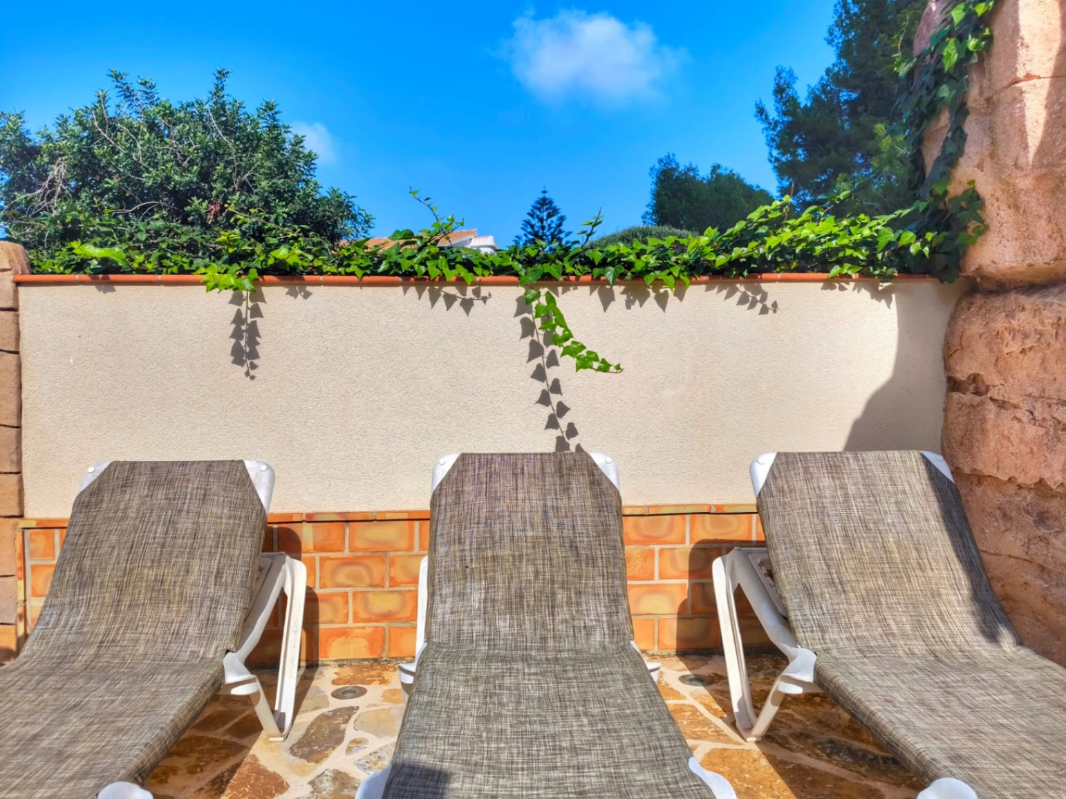 Villa with two guest apartments in the Montgó
