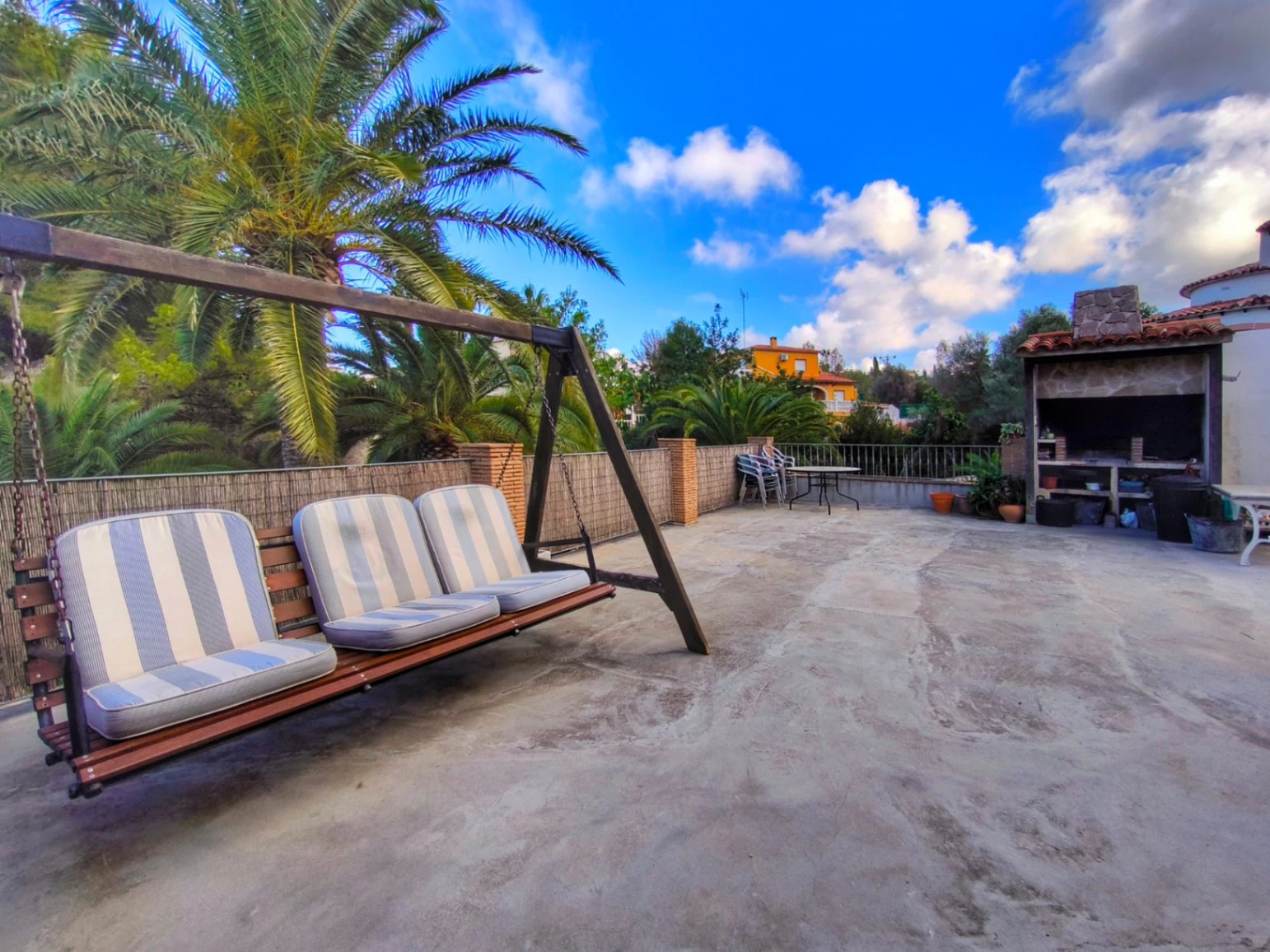 Villa with two guest apartments in the Montgó