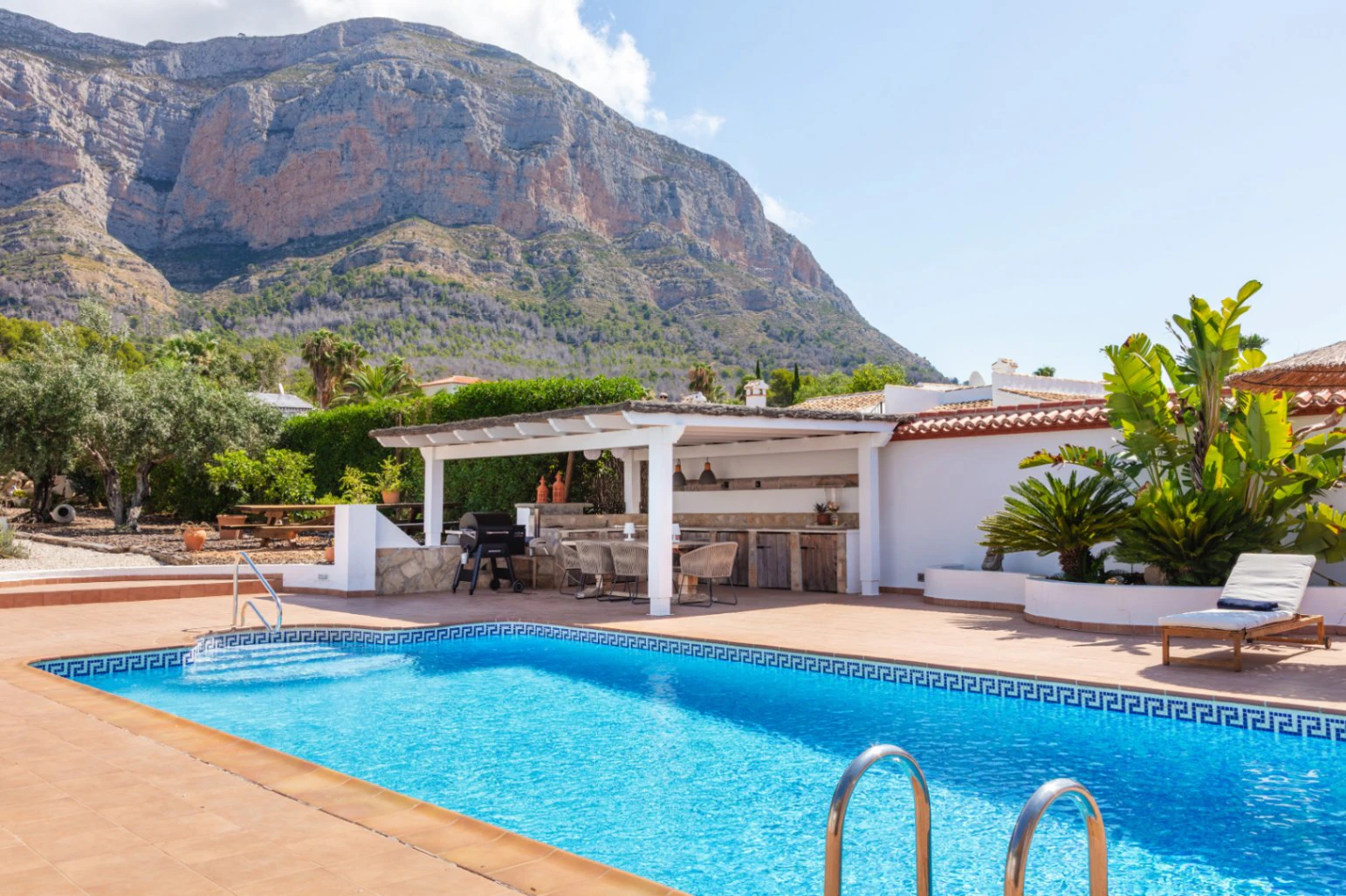CR1044 - Villa with 2 guest apartments and open views, in the Montgo area, Jávea.