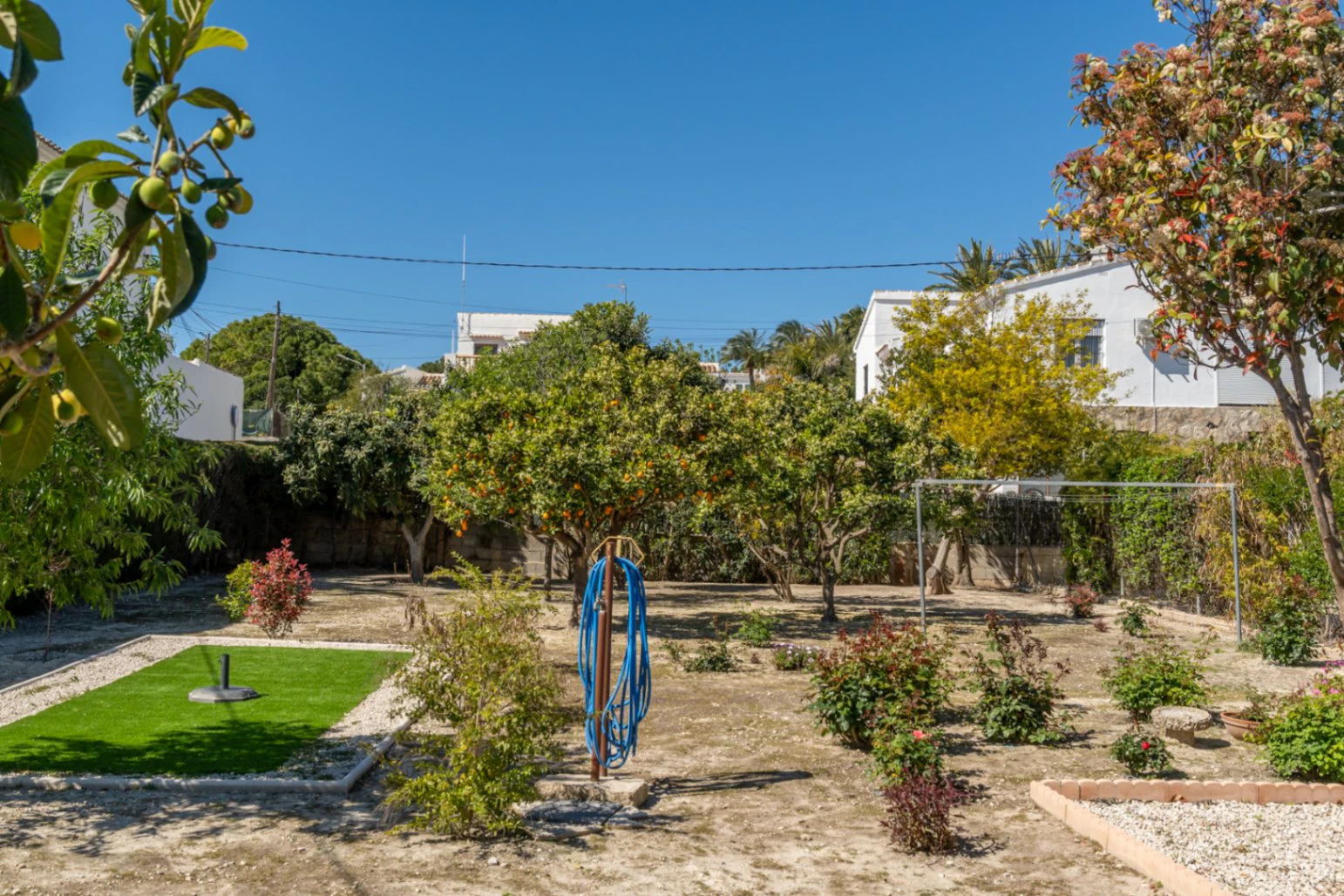 4850 - Villa for sale just a few meters from the historic center of Jávea with sea views.