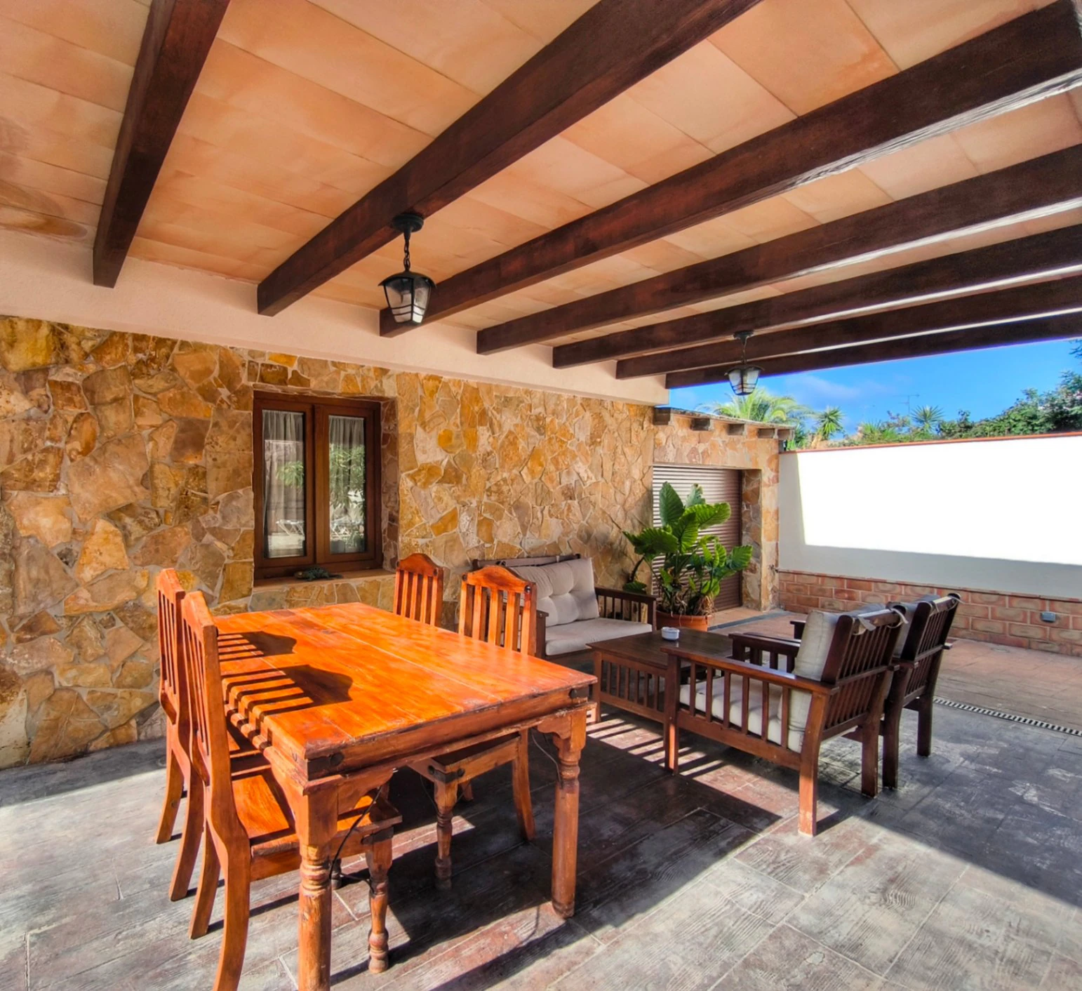Villa with two guest apartments in the Montgó