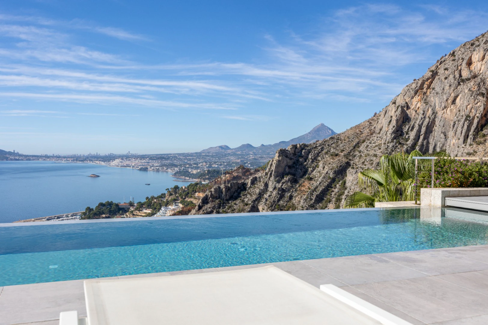 CRCB84648 - Villa moderna con vistas al mar en venta en Altea