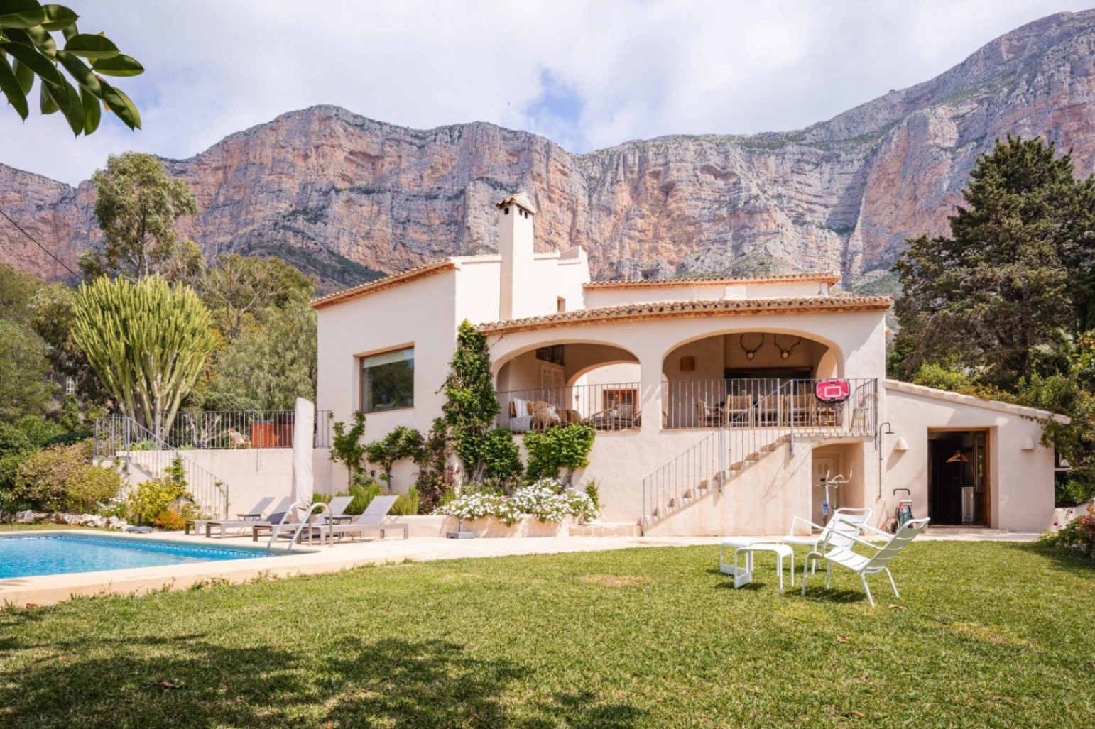 Villa en la zona del Montgo Jávea, con 2 apartamentos independientes...