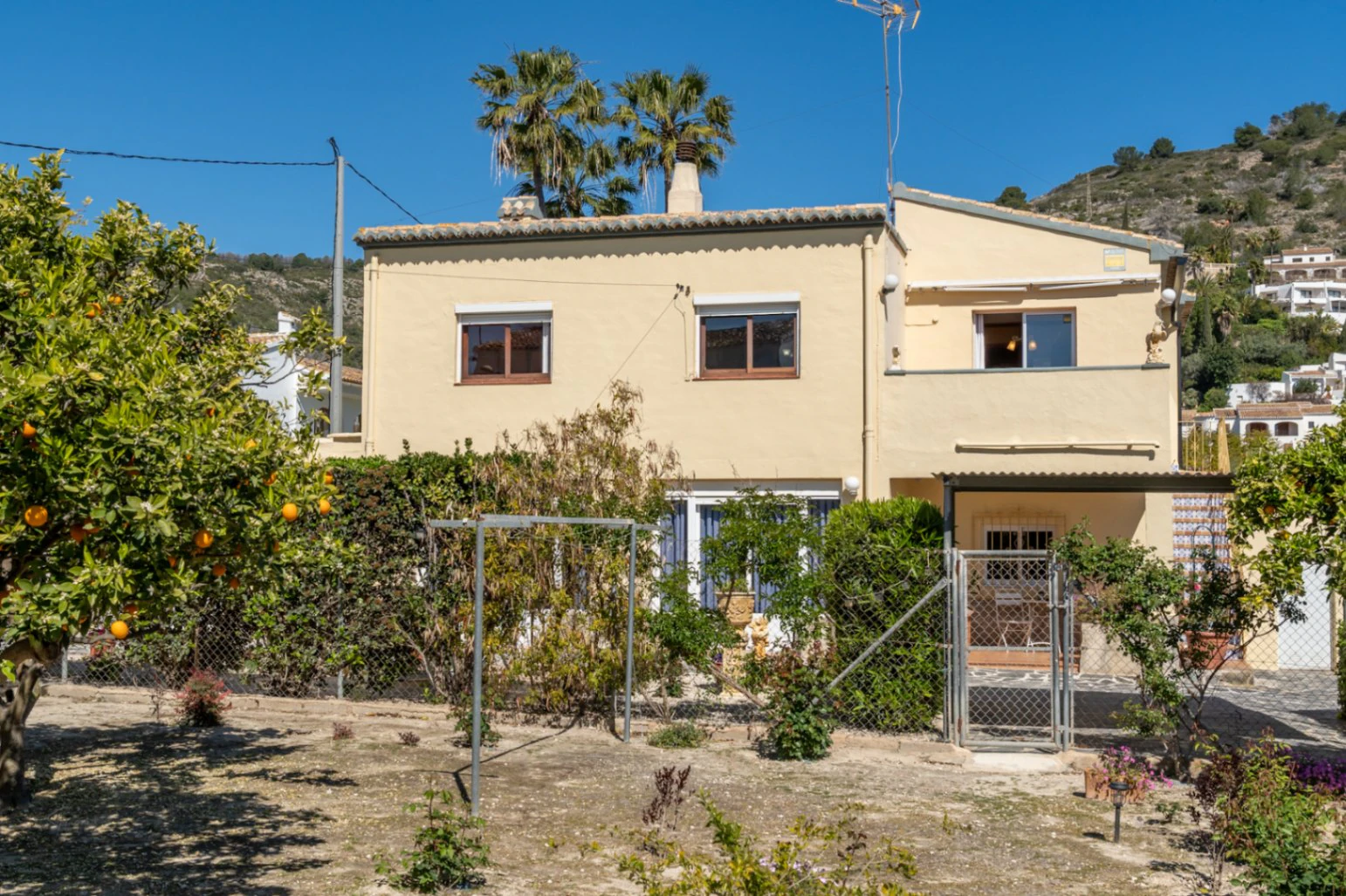 4850 - Villa for sale just a few meters from the historic center of Jávea with sea views.