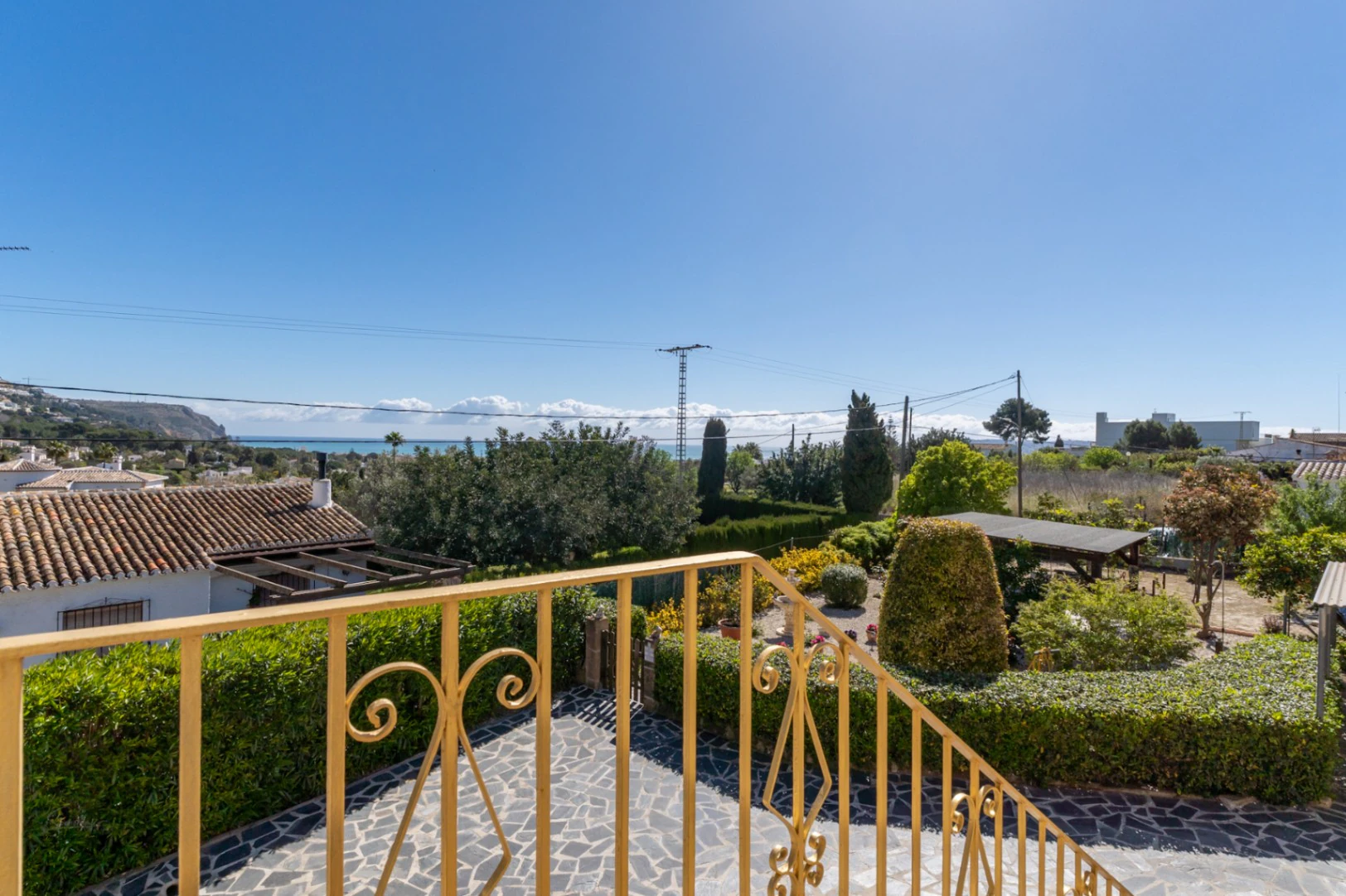4850 - Villa for sale just a few meters from the historic center of Jávea with sea views.
