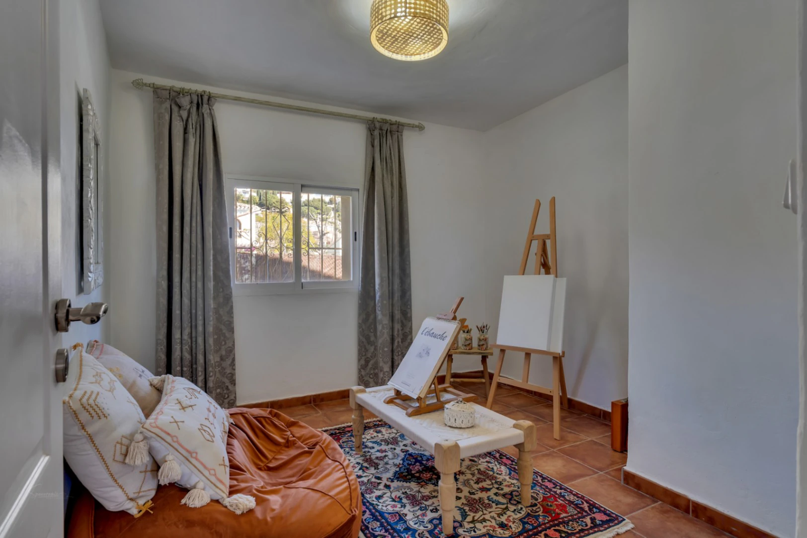 4850 - Villa for sale just a few meters from the historic center of Jávea with sea views.
