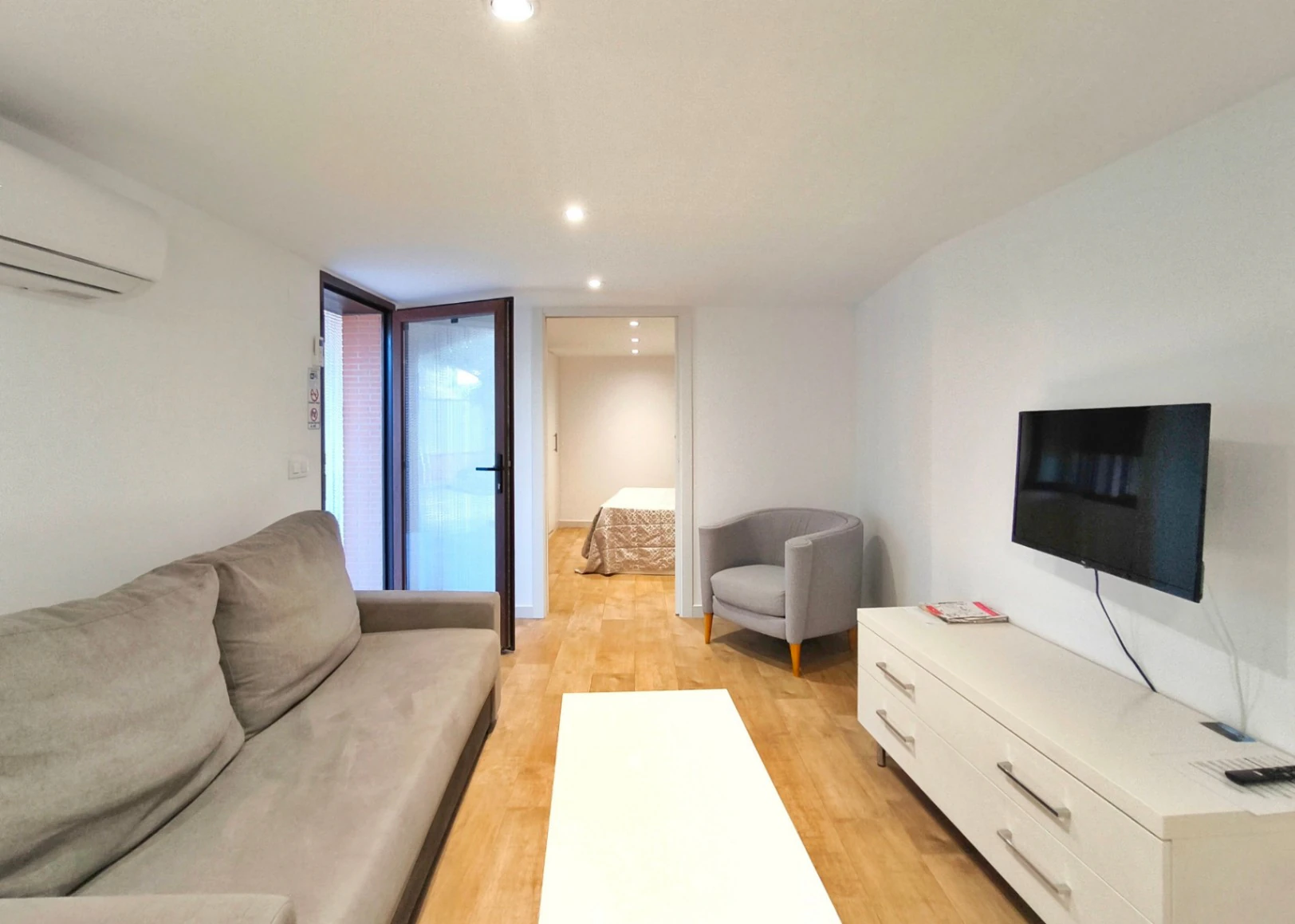 Villa with two guest apartments in the Montgó