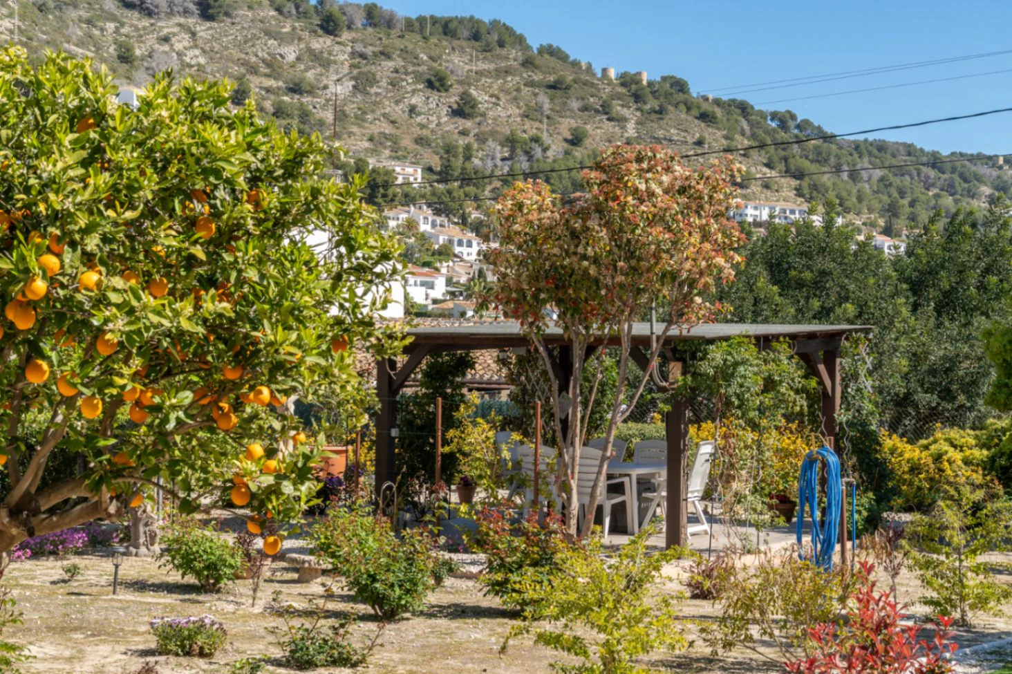 4850 - Villa for sale just a few meters from the historic center of Jávea with sea views.