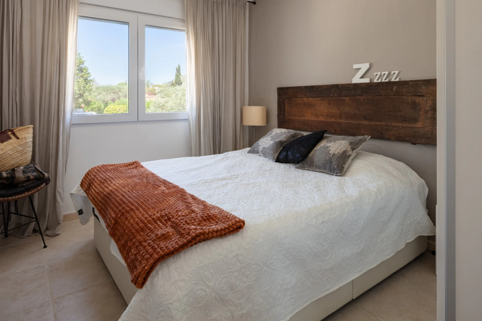 CR1044 - Villa with 2 guest apartments and open views, in the Montgo area, Jávea.