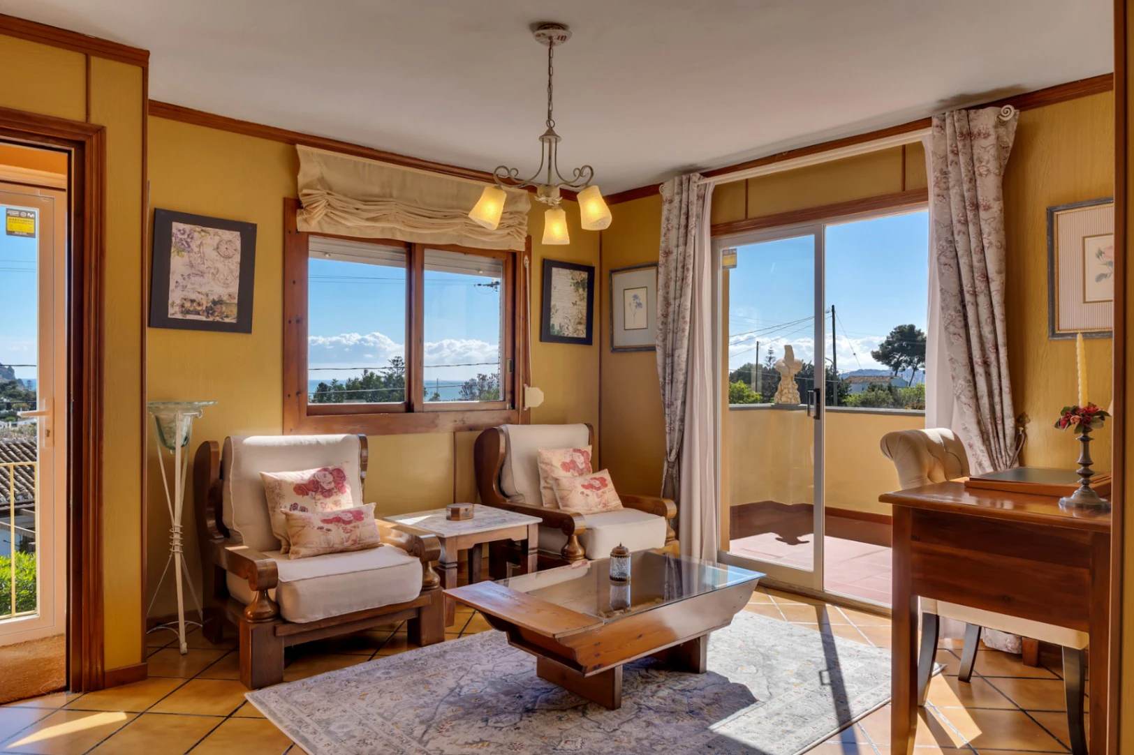 4850 - Villa for sale just a few meters from the historic center of Jávea with sea views.