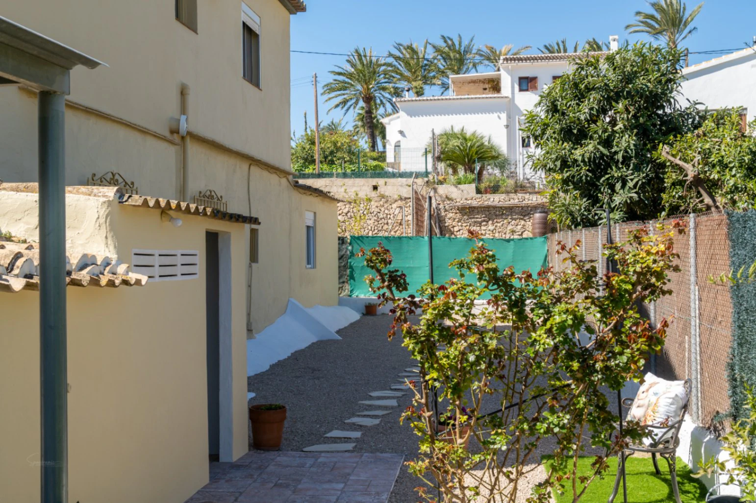 4850 - Villa for sale just a few meters from the historic center of Jávea with sea views.
