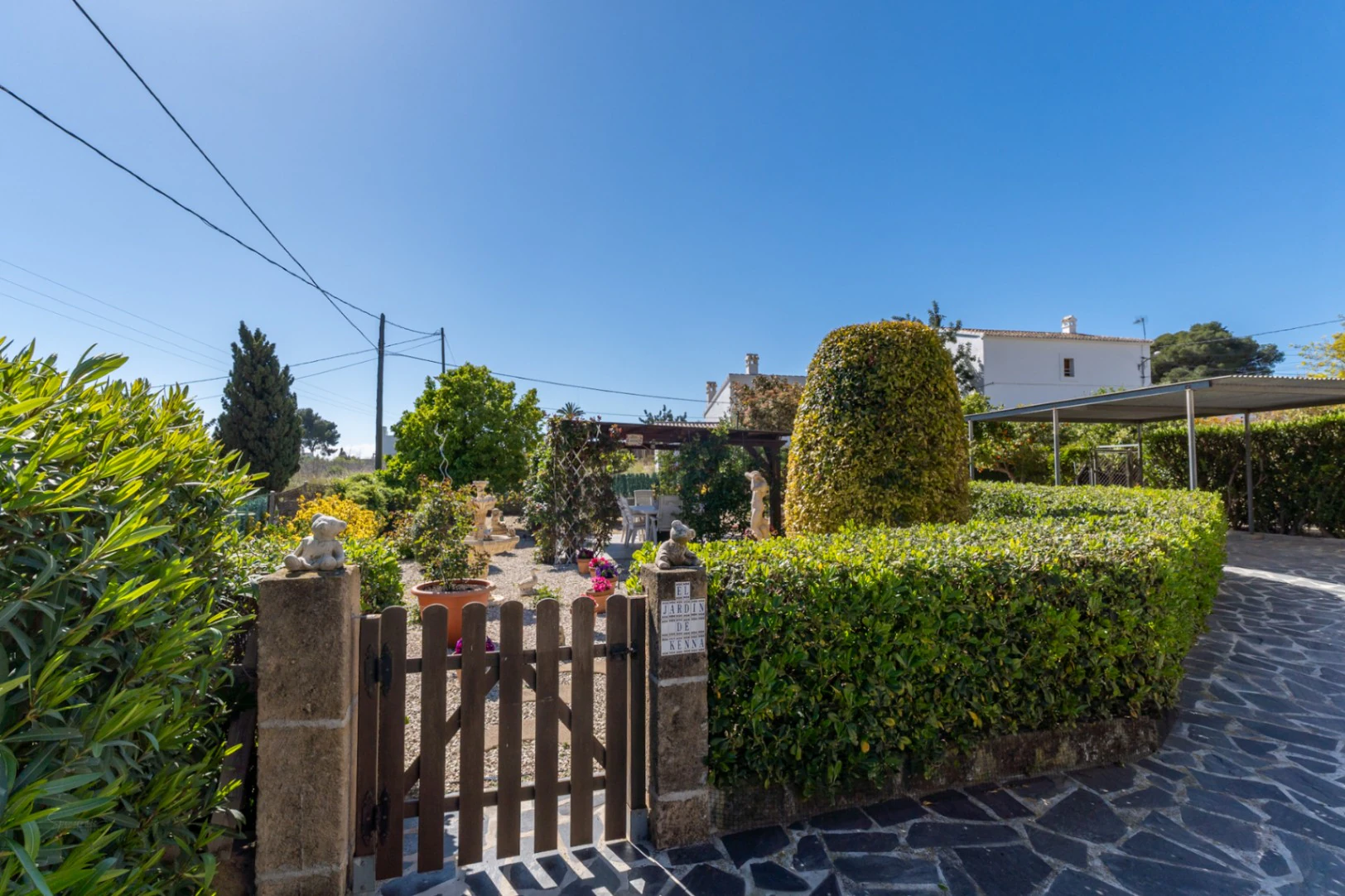 4850 - Villa for sale just a few meters from the historic center of Jávea with sea views.