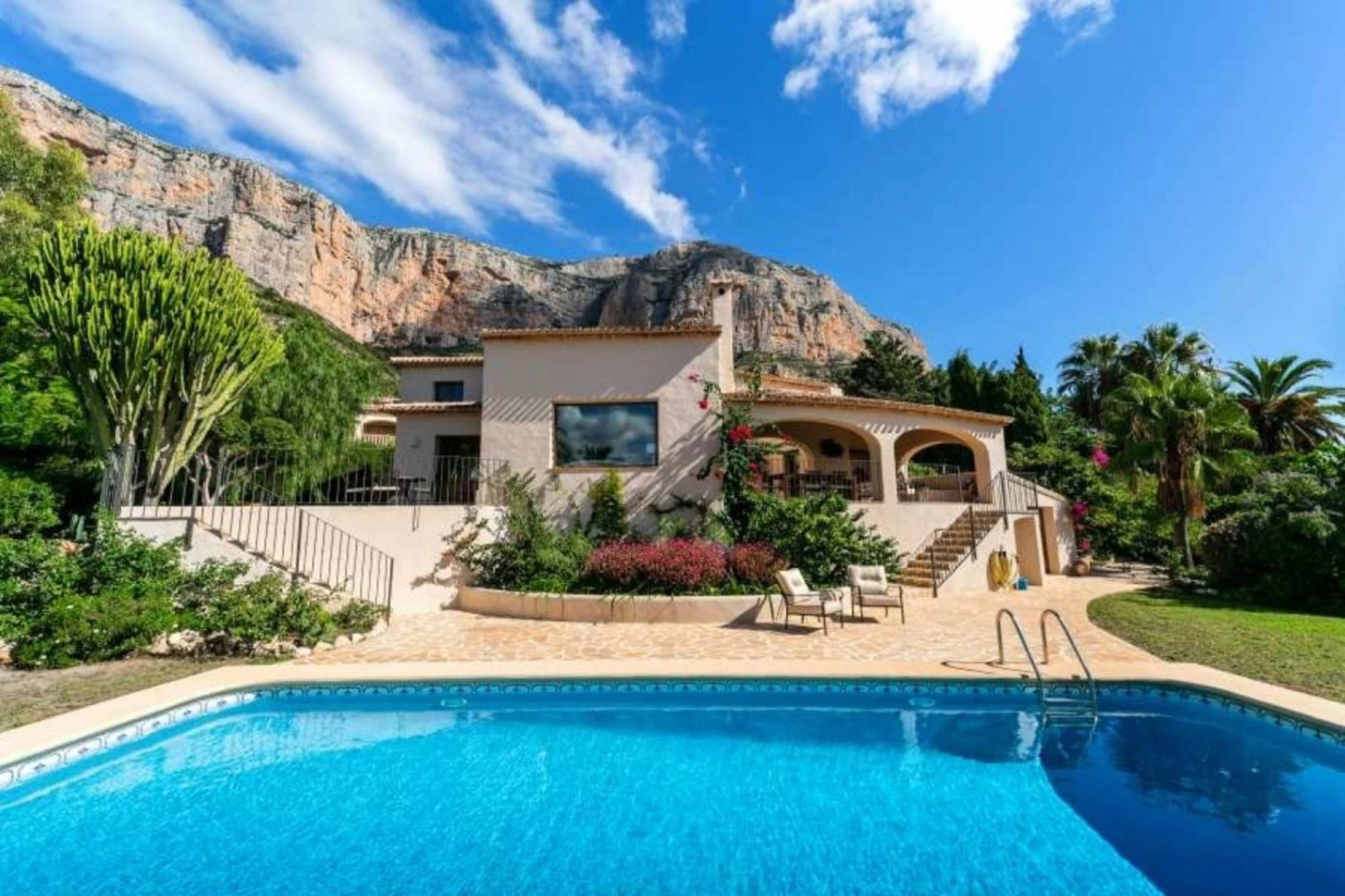 CRCH1016 - Villa in the area of Montgo Jávea, with 2 independent apartments