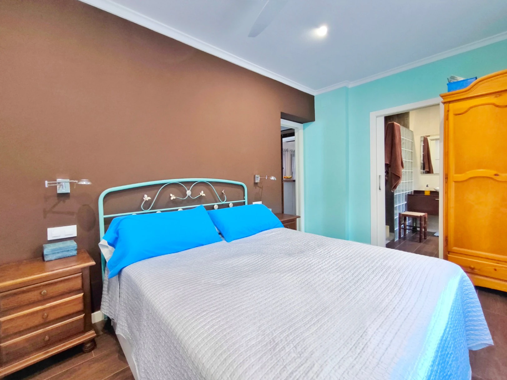 Villa with two guest apartments in the Montgó