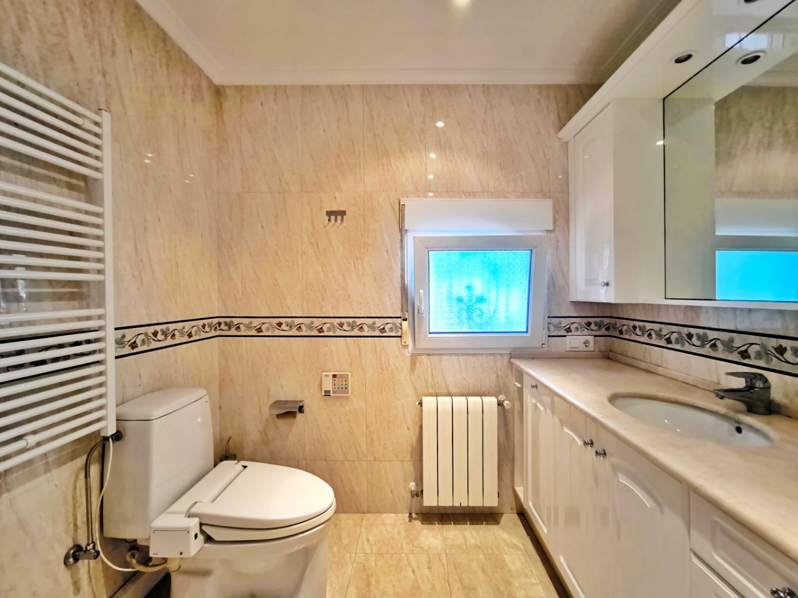 CRLN525524 - Villa con apartamento de invitados y vistas al mar en Dénia