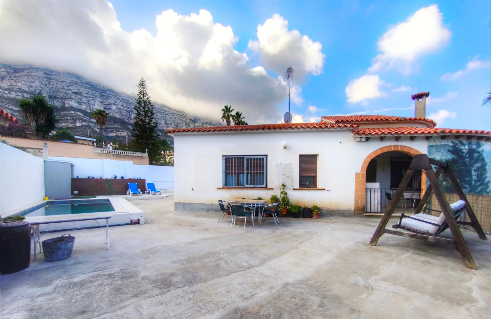 Villa with two guest apartments in the Montgó