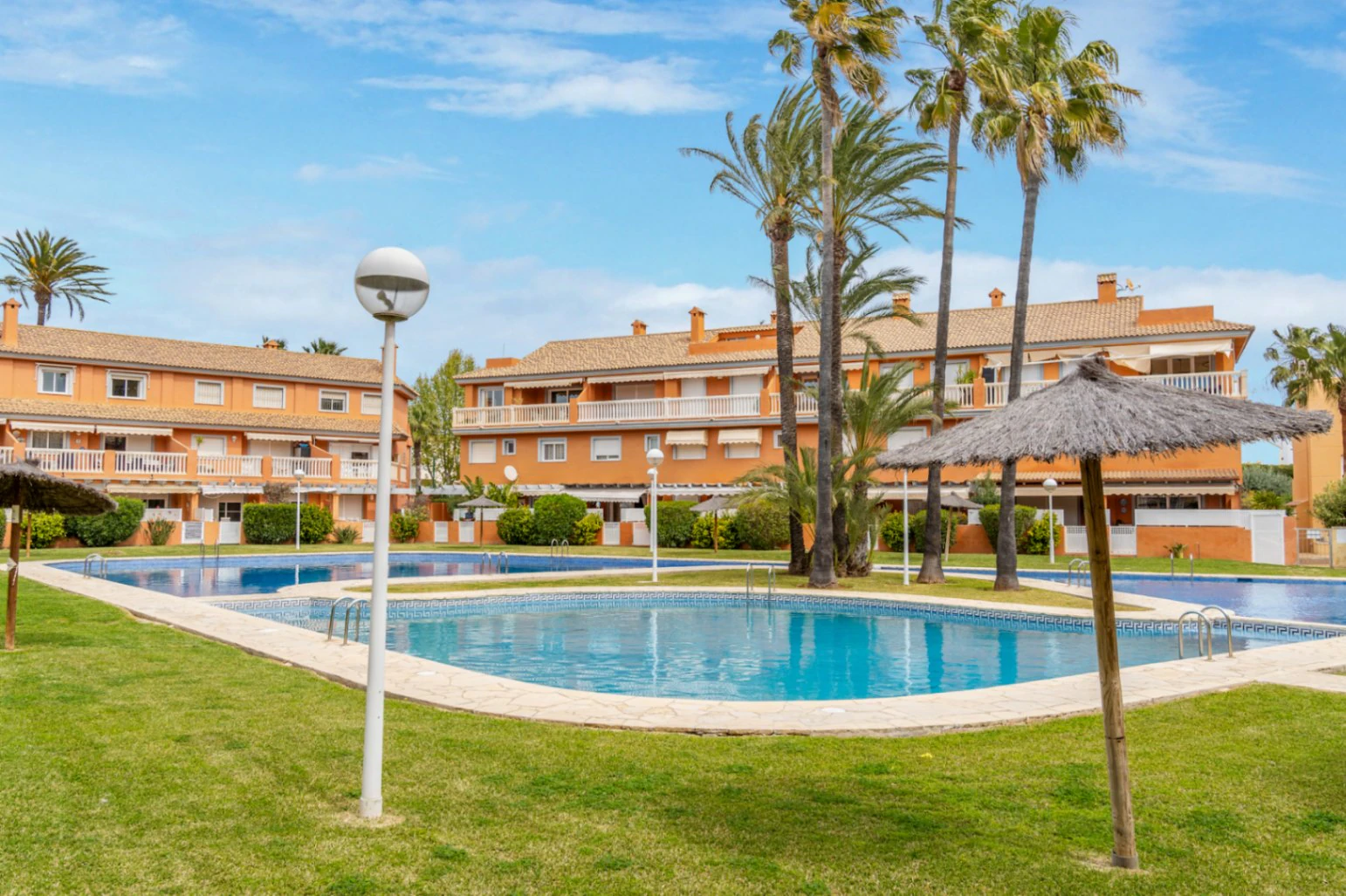 4859 - Apartamento reformado con piscina cerca del mar