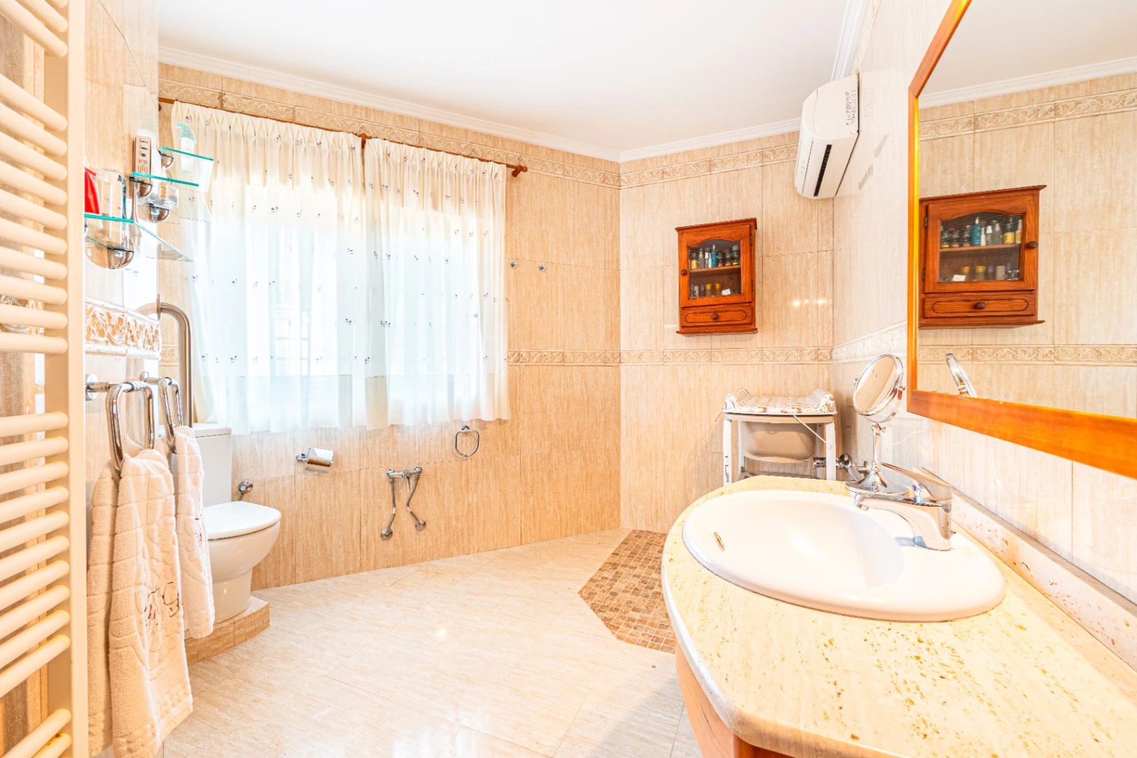 CRCB95000 - Villa Mediterránea con Piscinas Exteriores e Interiores en Venta en Aguas Primaverales de Alhama