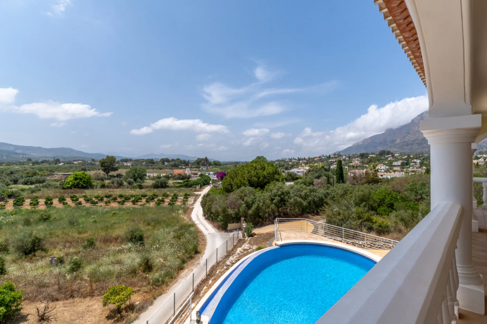 4388 - Villa avec vue dégagée dans un quartier calme à proximité du centre de la ville de Jávea