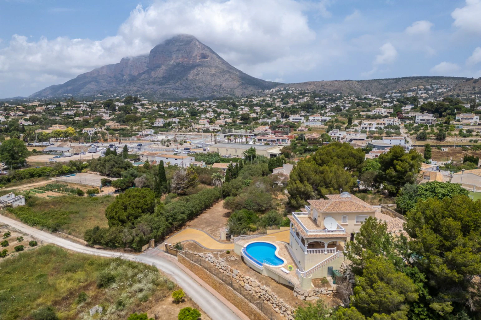4388 - Villa avec vue dégagée dans un quartier calme à proximité du centre de la ville de Jávea