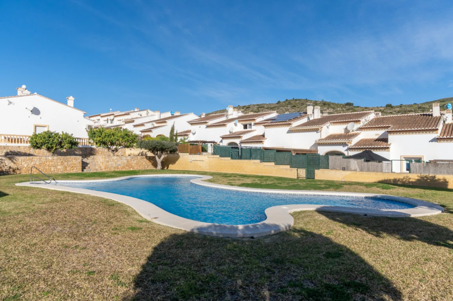 4823 - Adosado con una gran terraza con orientación Sur y piscina