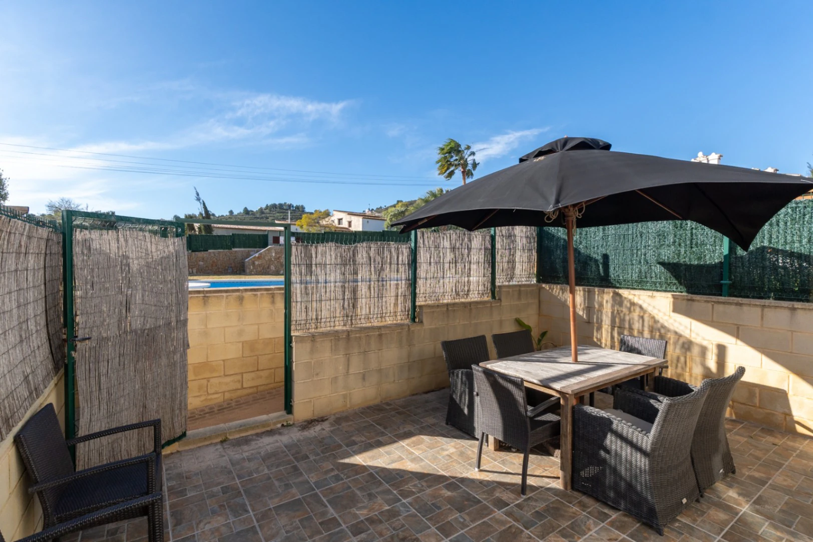 4823 - Adosado con una gran terraza con orientación Sur y piscina