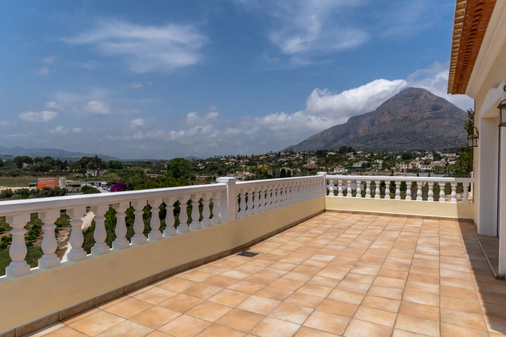 4388 - Villa avec vue dégagée dans un quartier calme à proximité du centre de la ville de Jávea