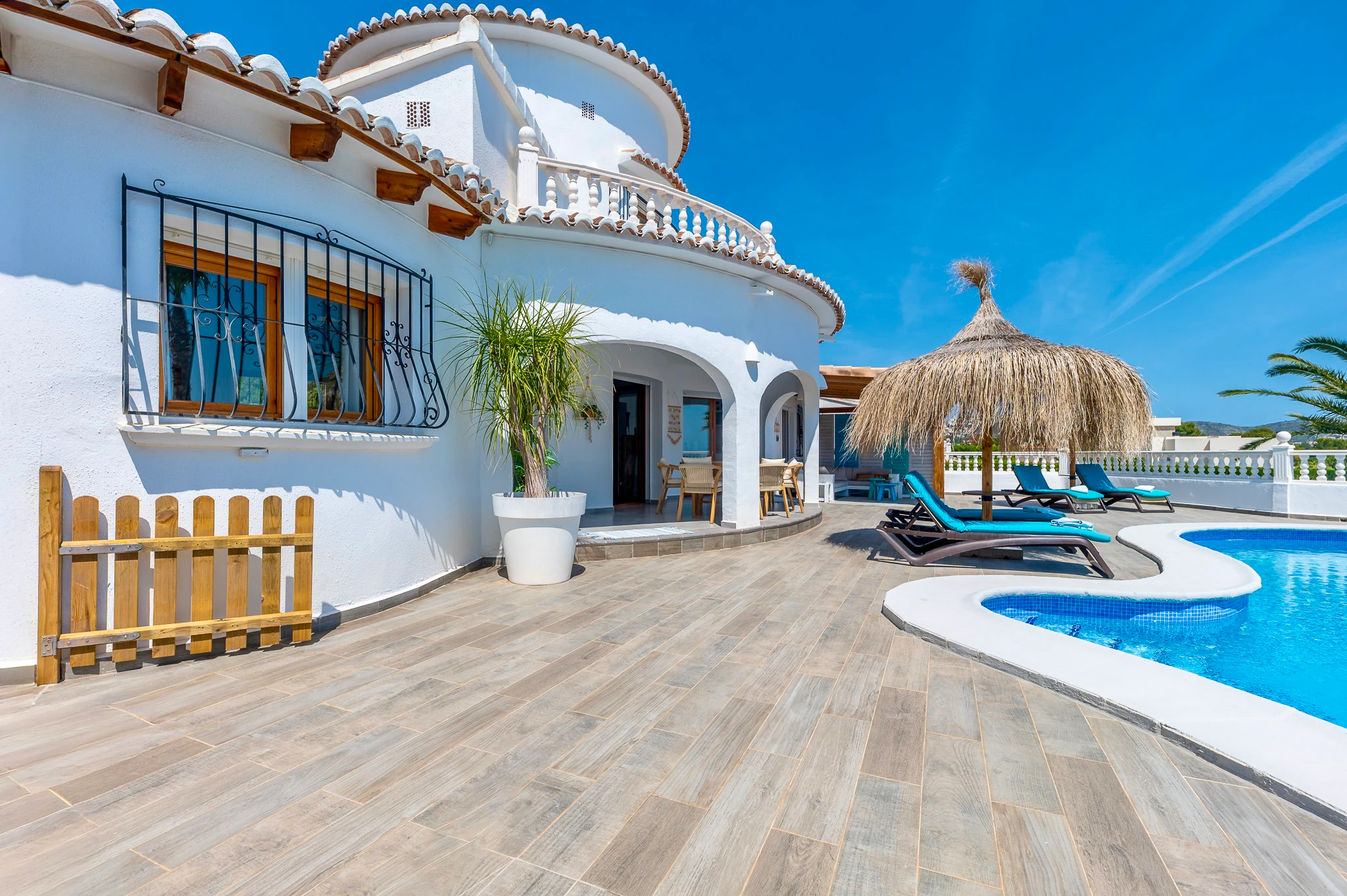 CRMI075951 - Exclusiva, moderna y completamente renovada villa con vistas panorámicas al mar en venta en Moraira – ubicación privilegiada cercana al centro y la playa.