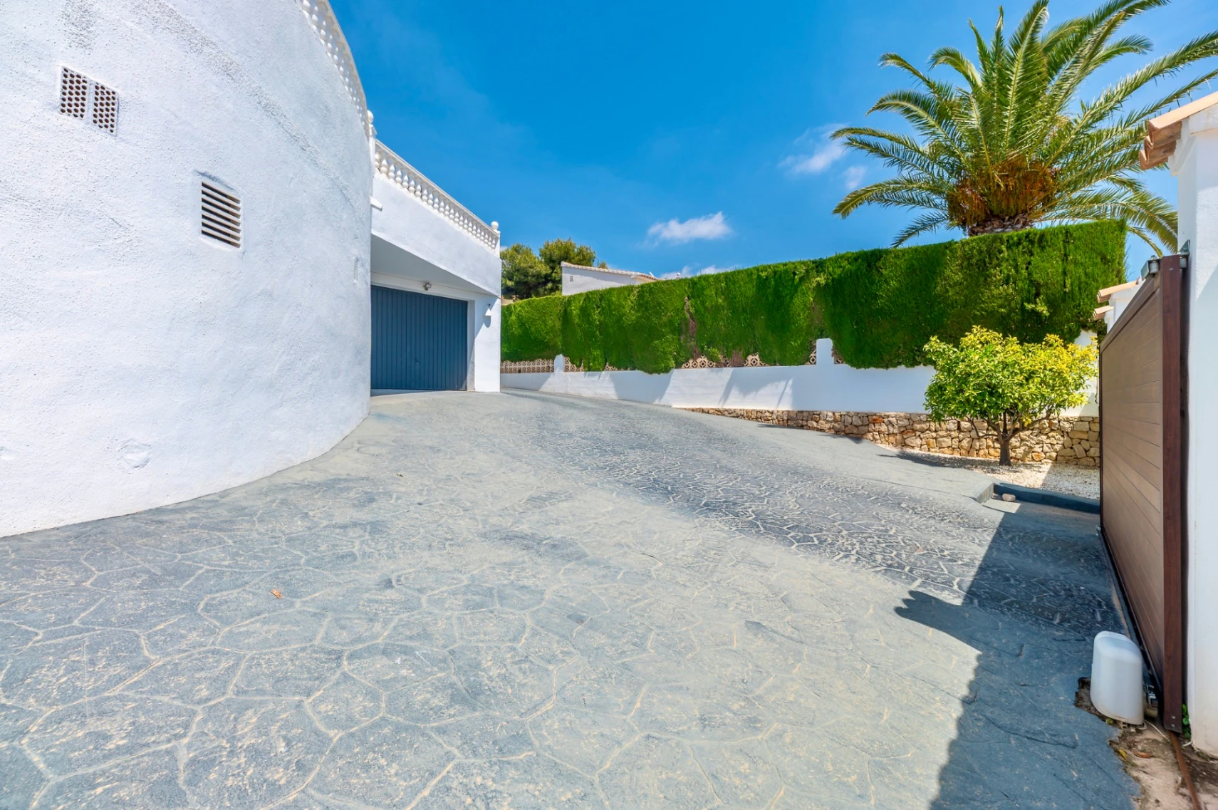 CRMI075951 - Exclusiva, moderna y completamente renovada villa con vistas panorámicas al mar en venta en Moraira – ubicación privilegiada cercana al centro y la playa.