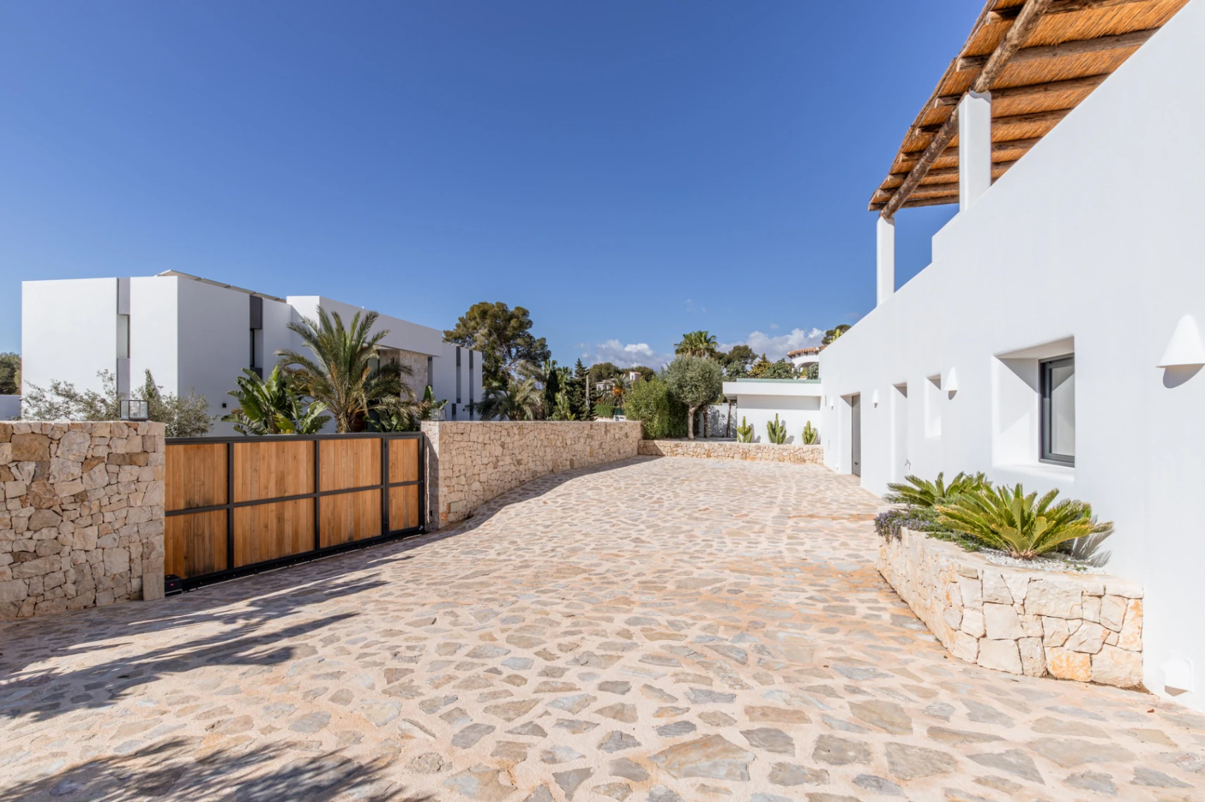 CRMI475025 - Villa de Lujo Estilo Ibiza en Moraira — Elegancia Mediterránea a Solo 1 km del Mar