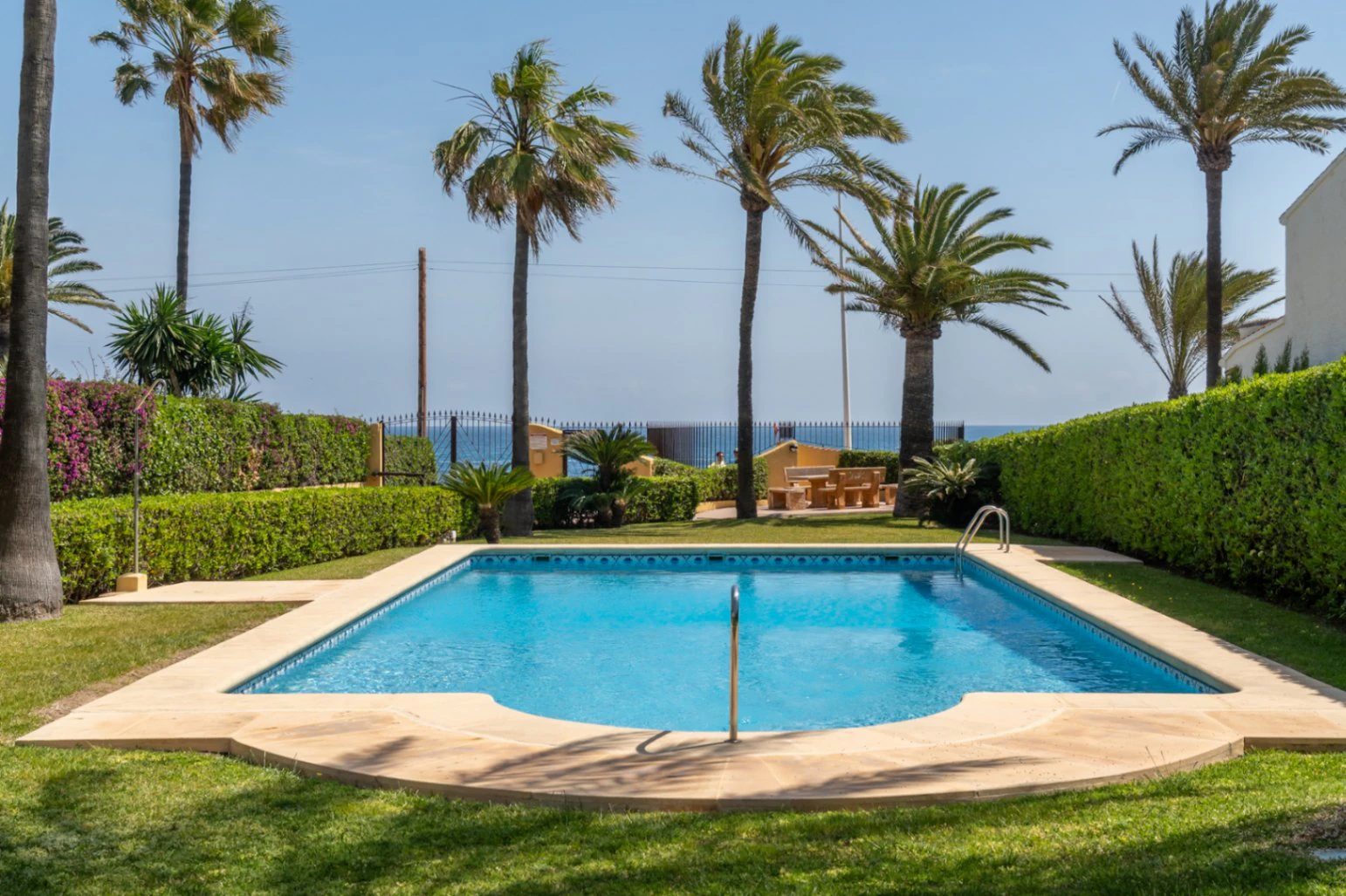 Apartamento primera línea, con vista al mar y piscina en Montañar I Javea