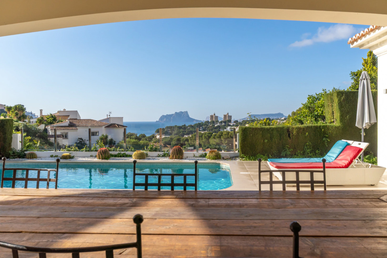 4806 - Villa con vistas increibles al mar y a la montaña en exclusiva ubicacion