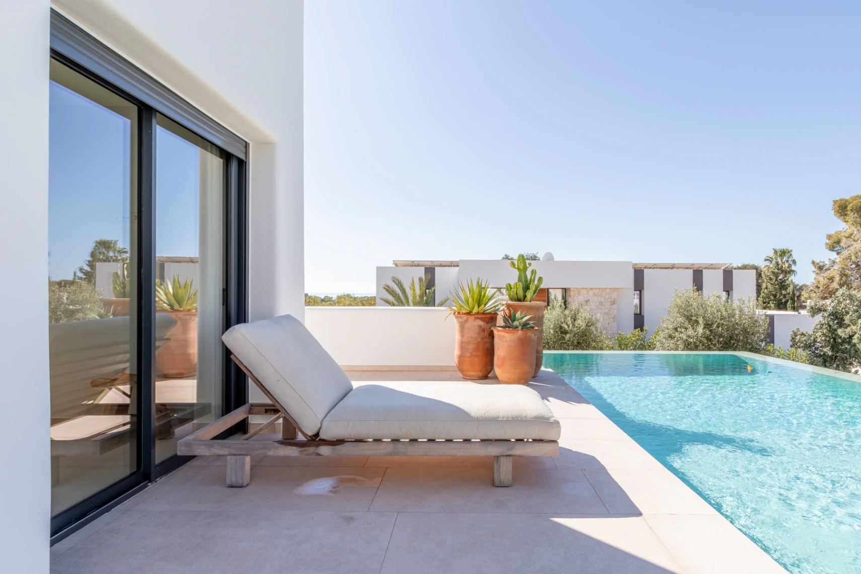 CRMI475025 - Villa de Lujo Estilo Ibiza en Moraira — Elegancia Mediterránea a Solo 1 km del Mar