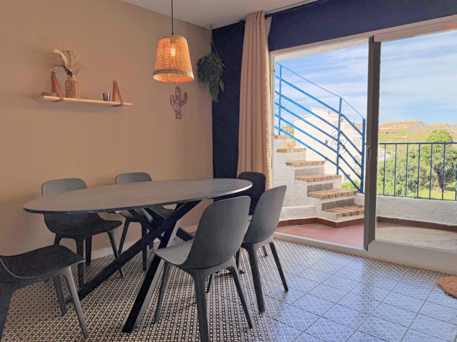 4843 - Bonito apartamento adosado reformado a tan solo 350M de la playa, con gran terraza