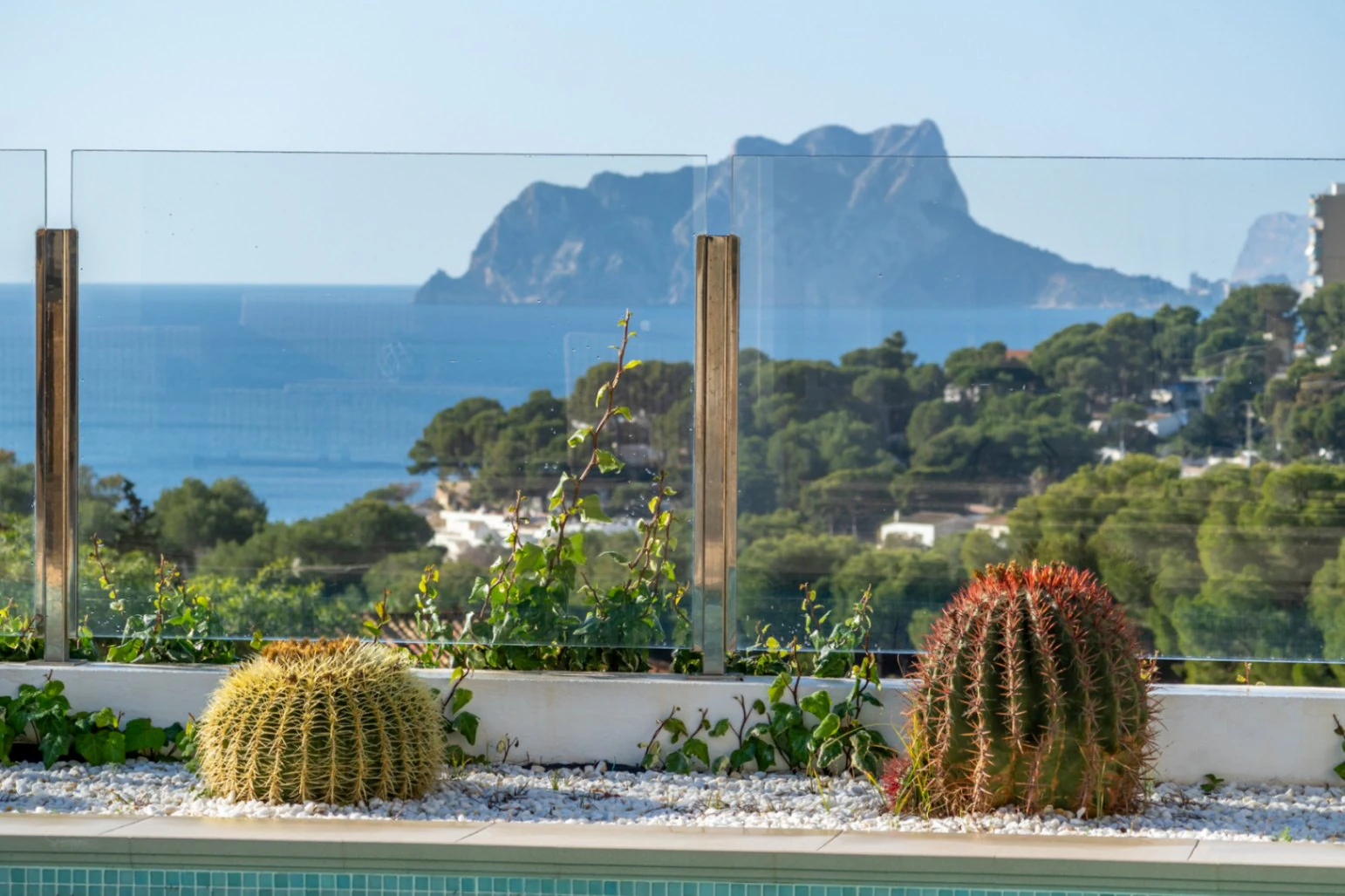 4806 - Villa con vistas increibles al mar y a la montaña en exclusiva ubicacion