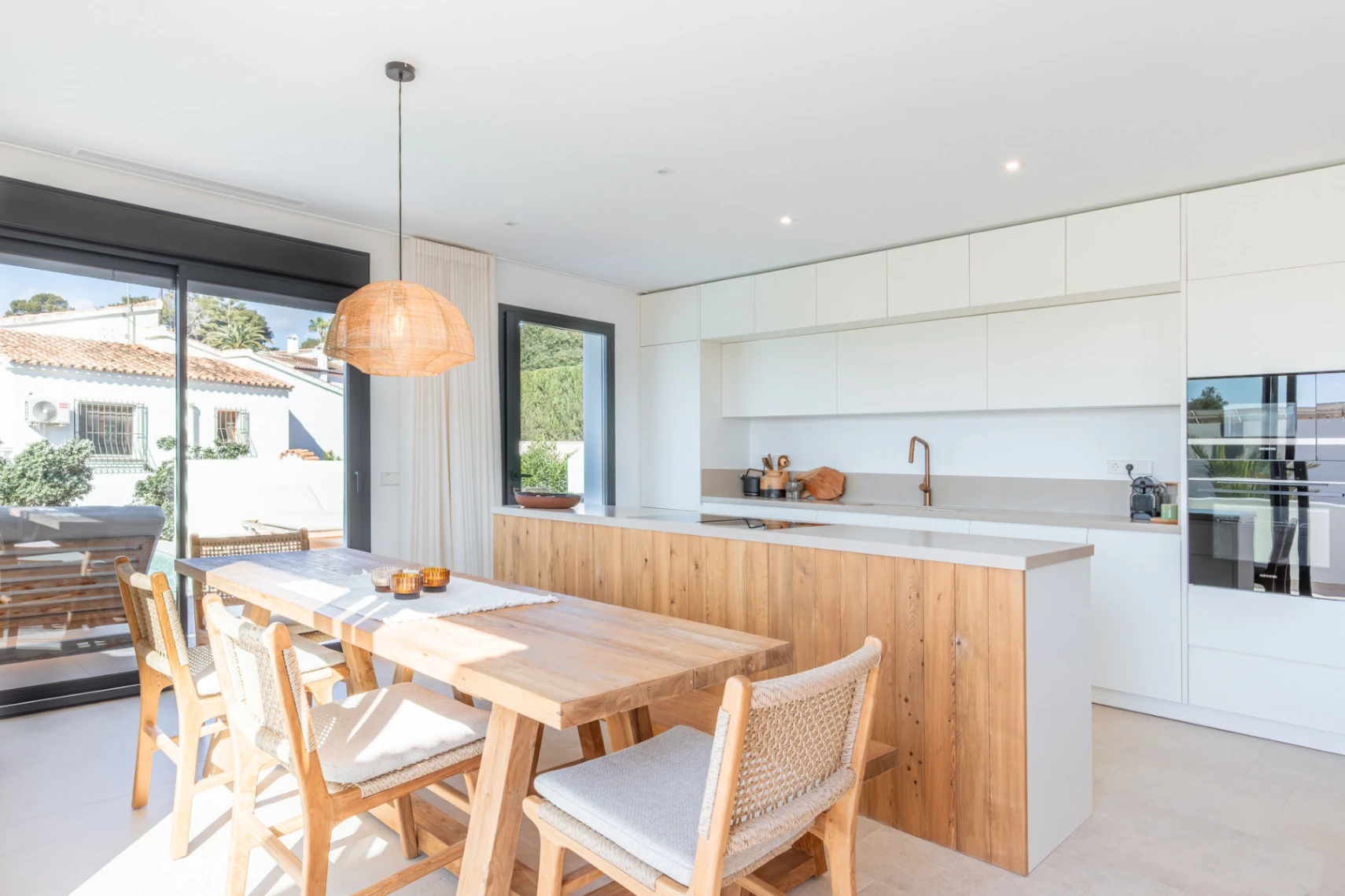 CRMI475025 - Villa de Lujo Estilo Ibiza en Moraira — Elegancia Mediterránea a Solo 1 km del Mar