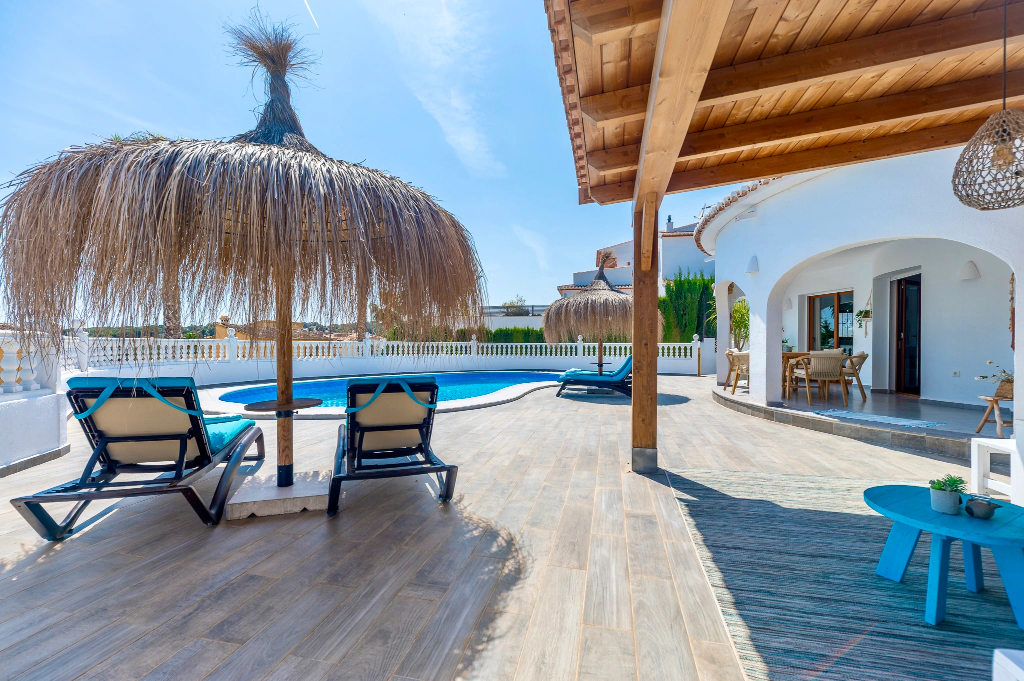 CRMI075951 - Exclusiva, moderna y completamente renovada villa con vistas panorámicas al mar en venta en Moraira – ubicación privilegiada cercana al centro y la playa.