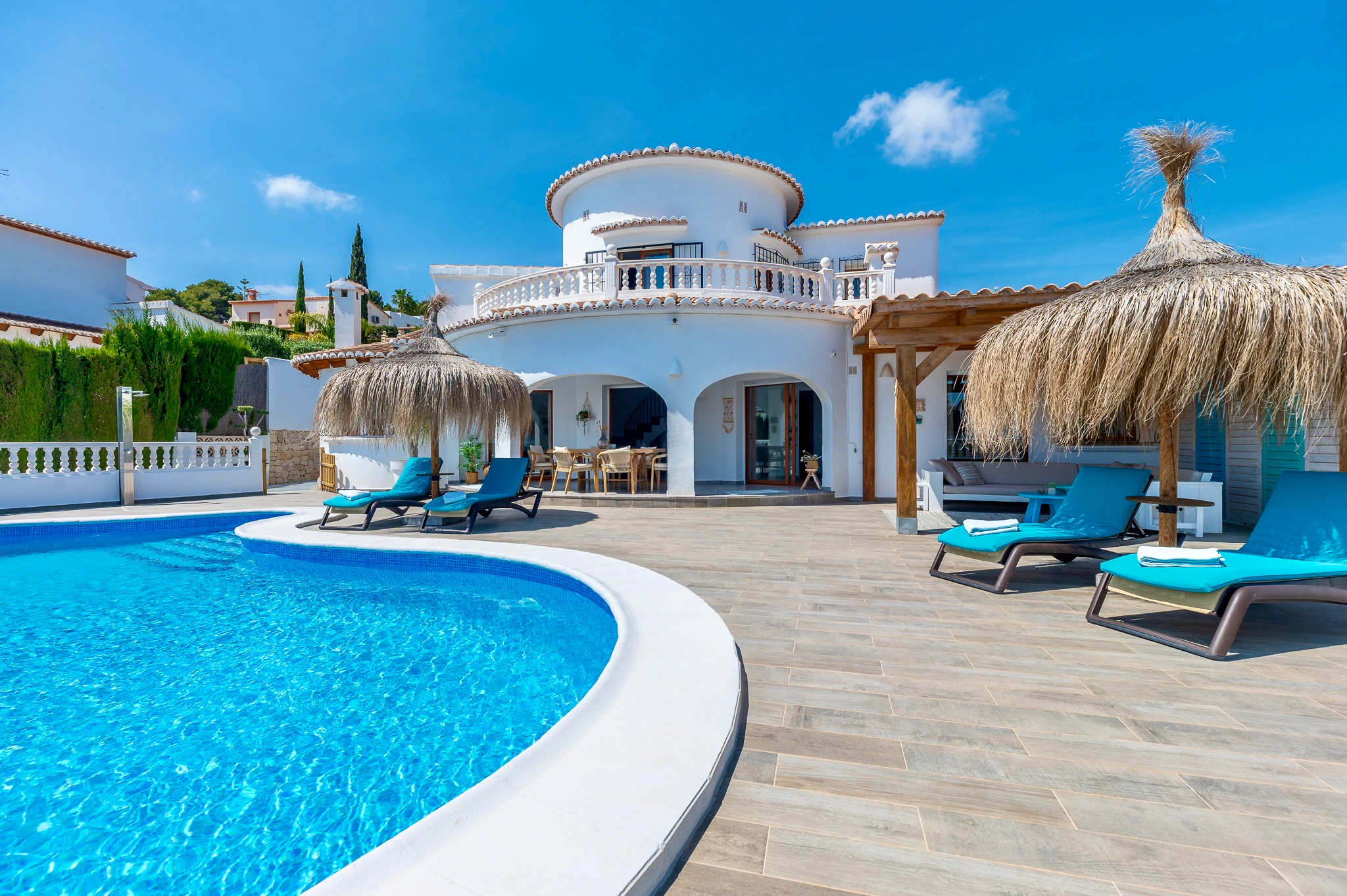 CRMI075951 - Exclusiva, moderna y completamente renovada villa con vistas panorámicas al mar en venta en Moraira – ubicación privilegiada cercana al centro y la playa.