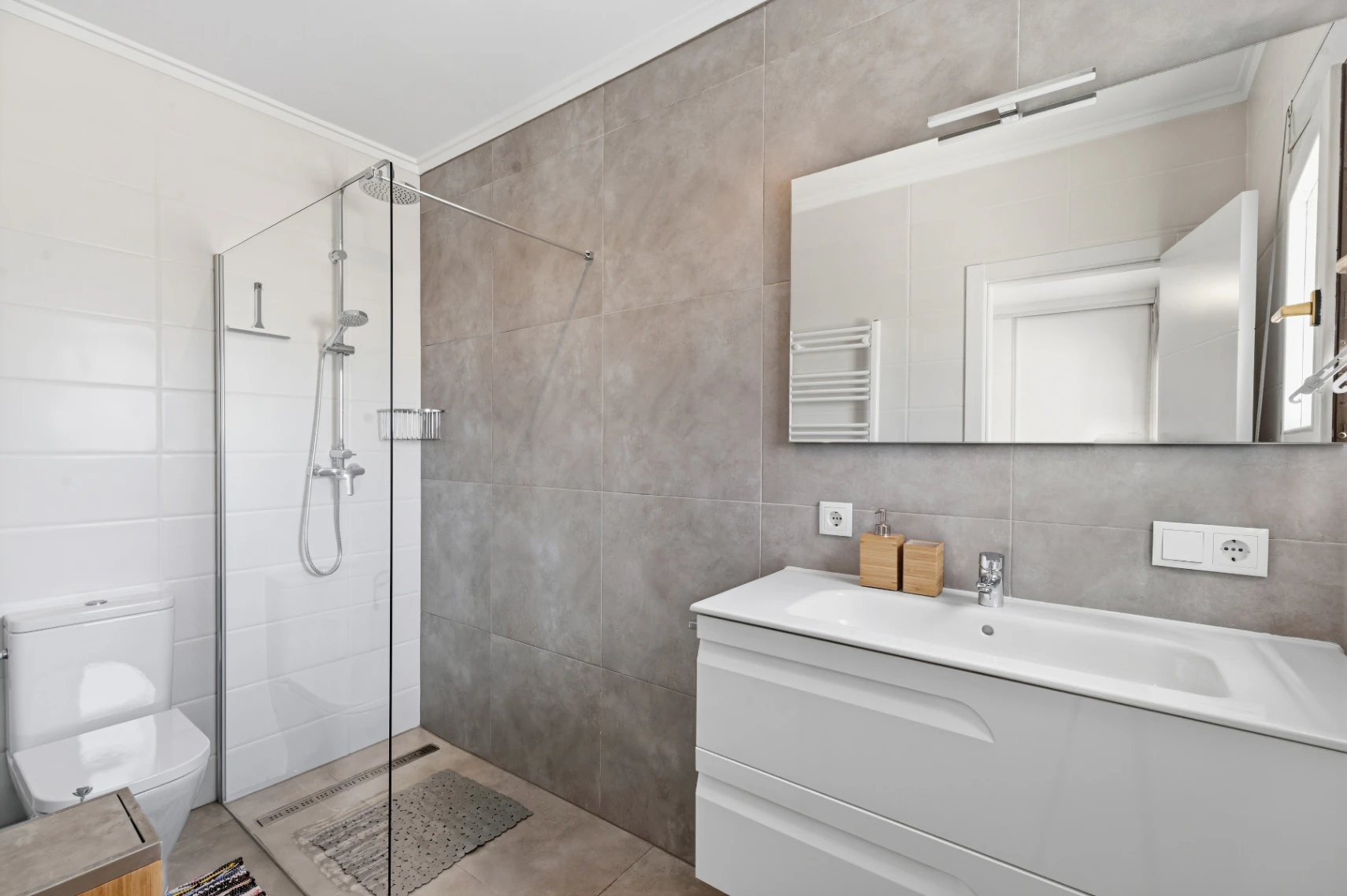 CRMI075951 - Exclusiva, moderna y completamente renovada villa con vistas panorámicas al mar en venta en Moraira – ubicación privilegiada cercana al centro y la playa.