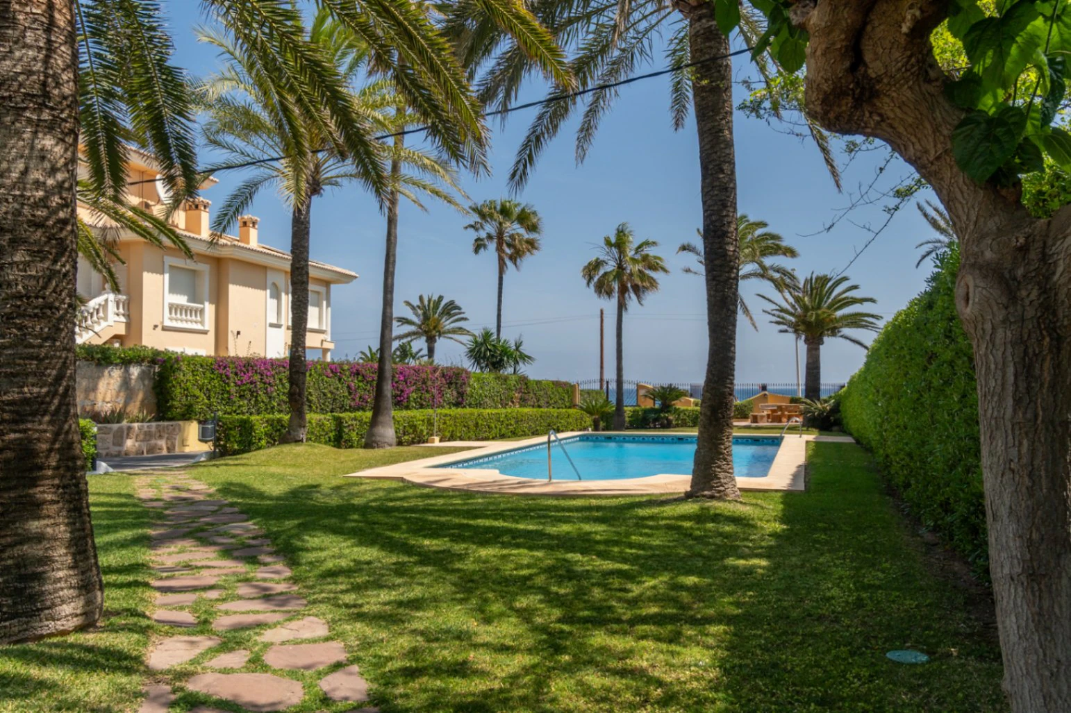 Apartamento primera línea, con vista al mar y piscina en Montañar I Javea