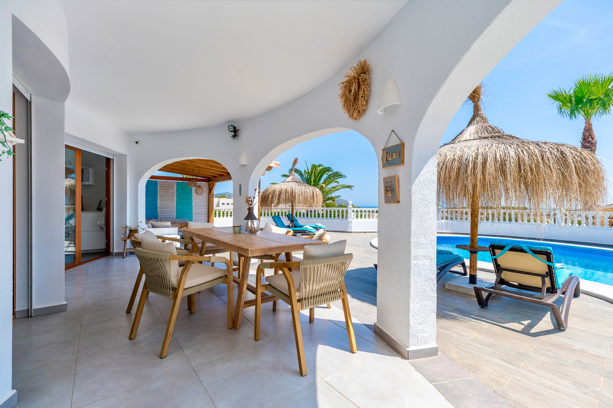 CRMI075951 - Exclusiva, moderna y completamente renovada villa con vistas panorámicas al mar en venta en Moraira – ubicación privilegiada cercana al centro y la playa.