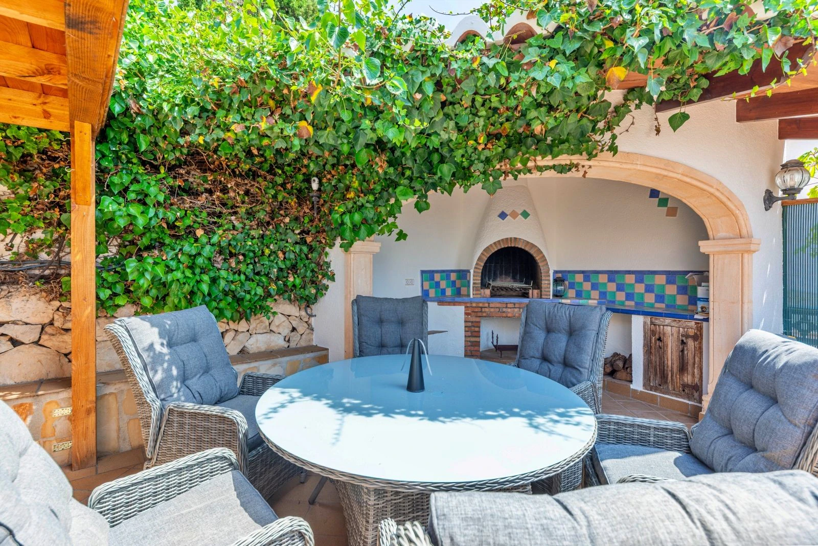 Villa tradicional con vistas al mar y mucha privacidad en venta en Jávea