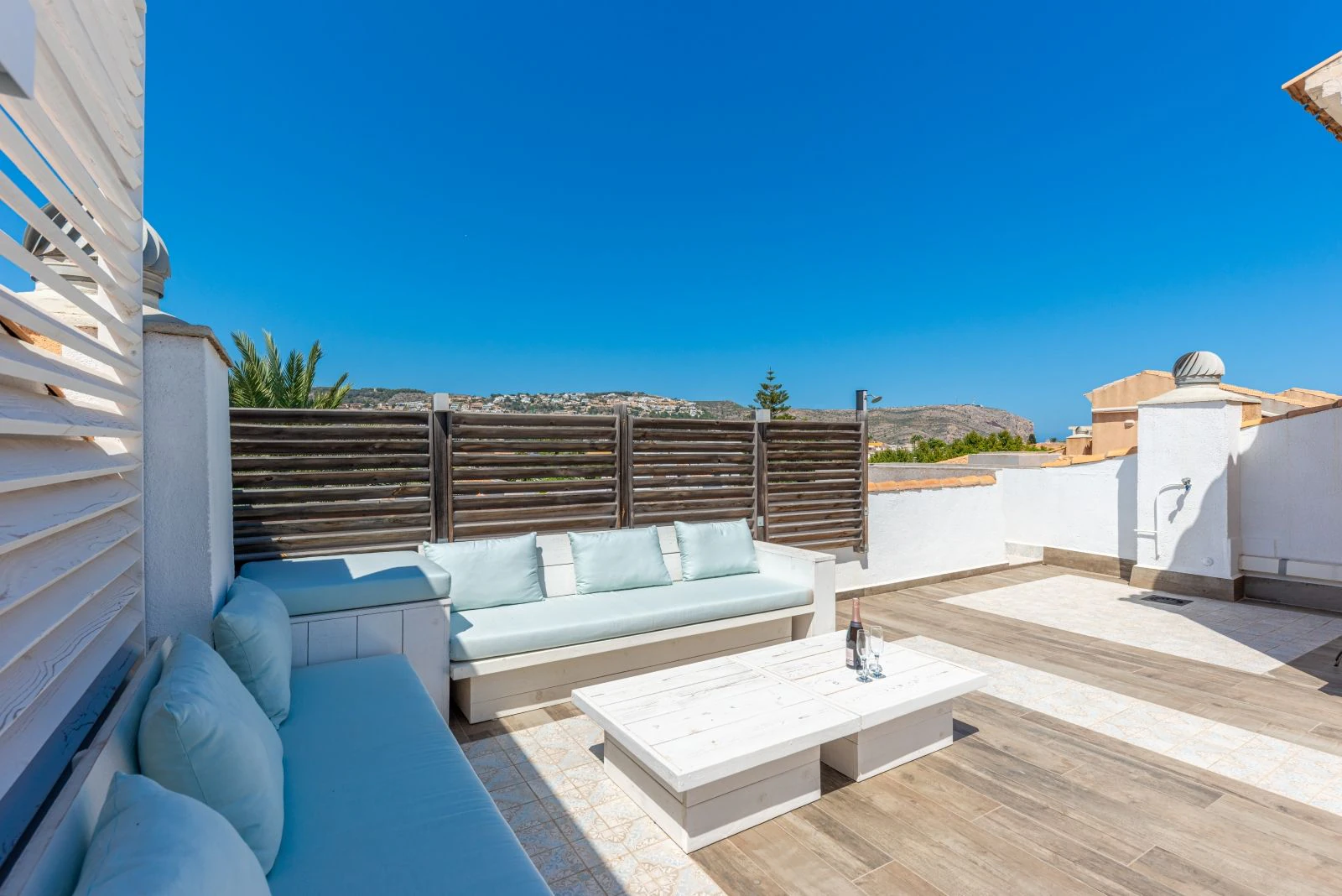 Exclusivo ático con gran terraza privada cerca de la playa y servicios en Jávea