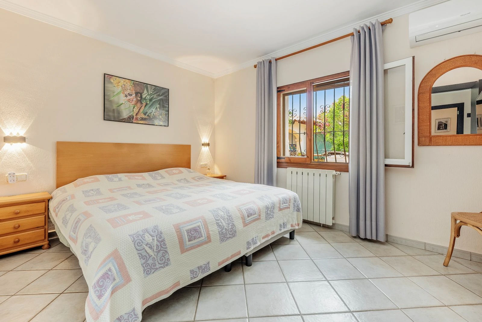 Villa tradicional con vistas al mar y mucha privacidad en venta en Jávea