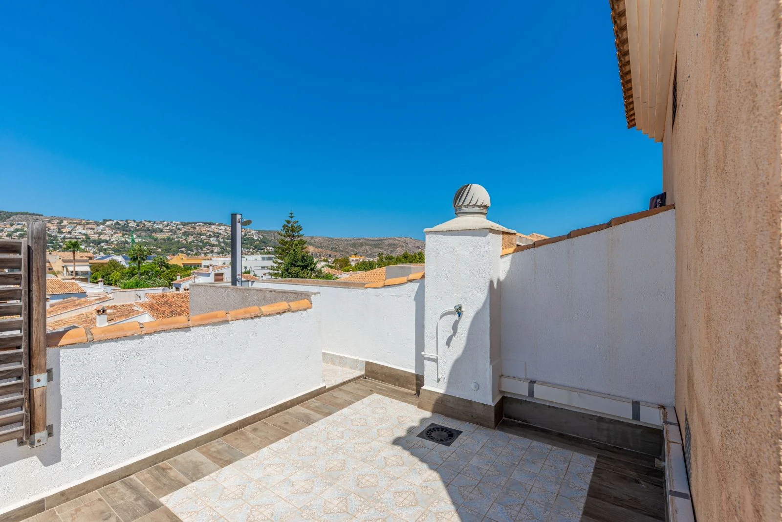 Exclusivo ático con gran terraza privada cerca de la playa y servicios en Jávea