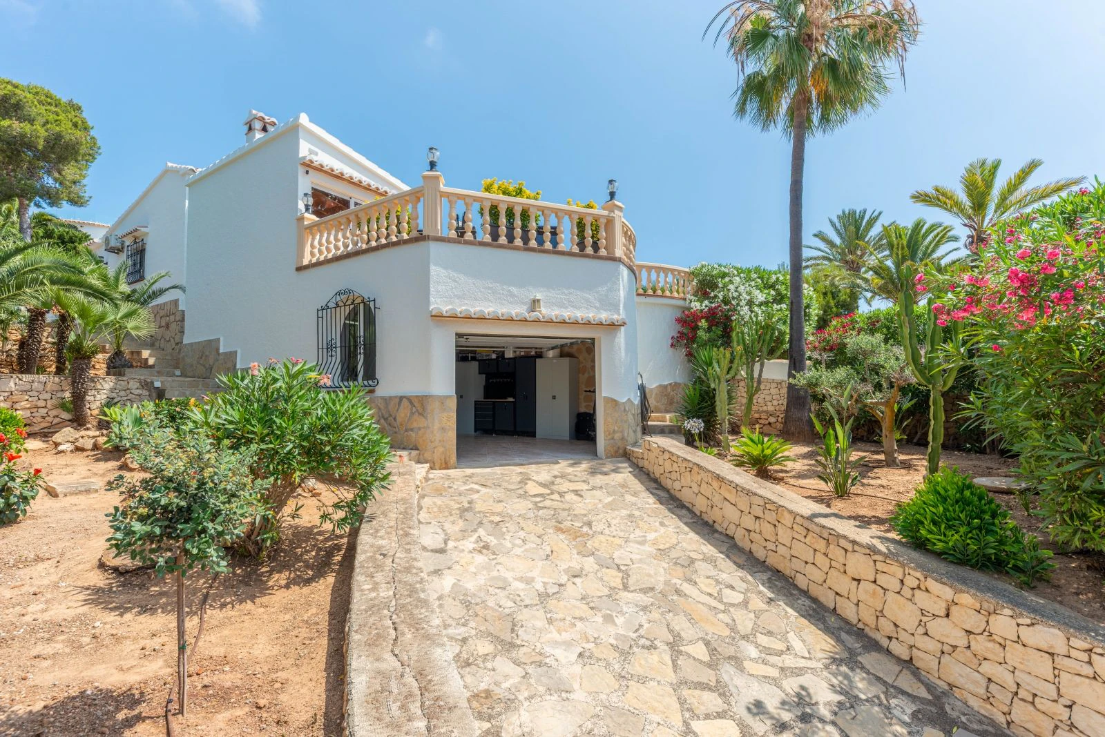 Villa tradicional con vistas al mar y mucha privacidad en venta en Jávea